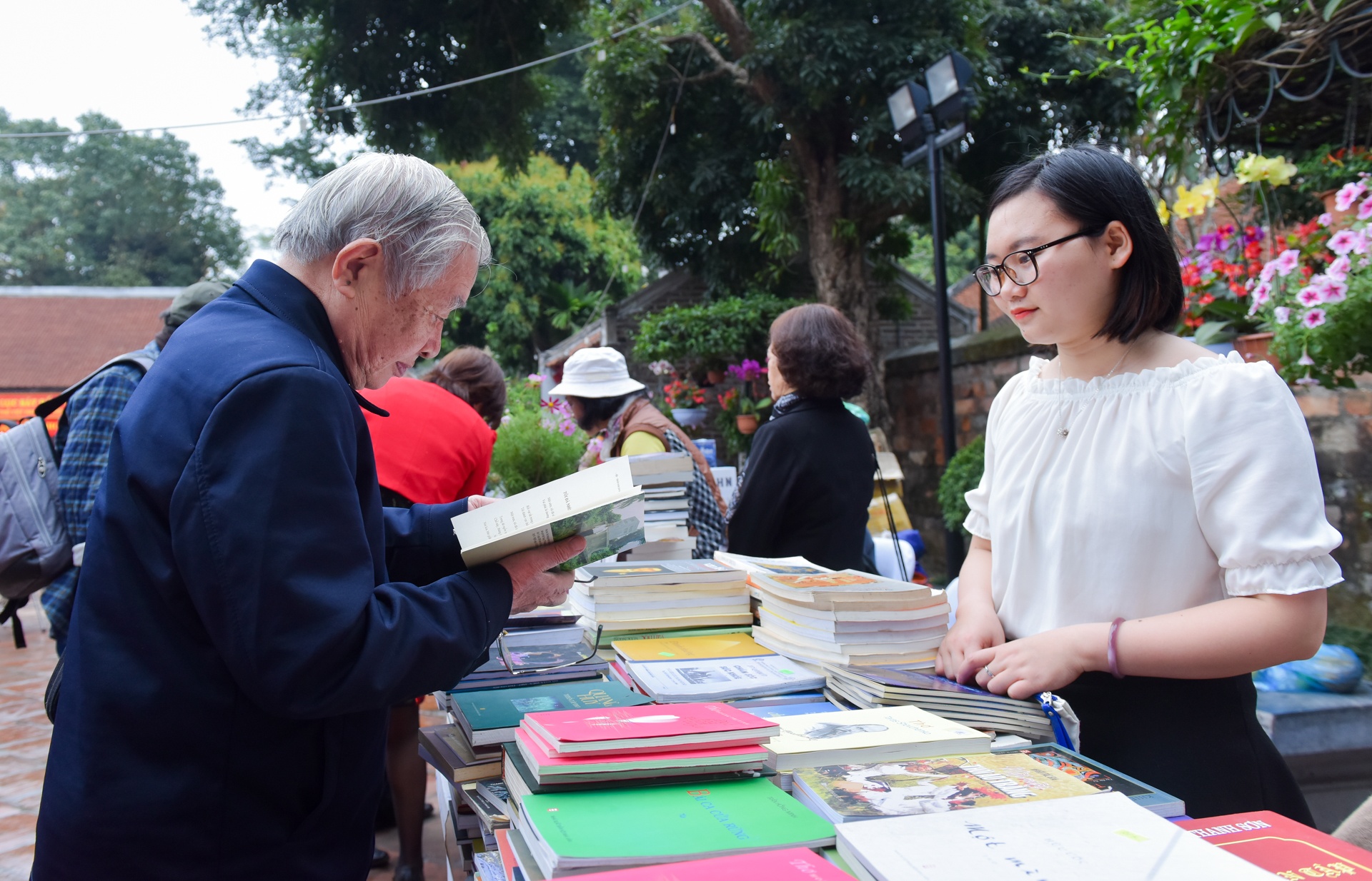 Khong khi dong vui cua Ngay Tho Viet Nam hinh anh