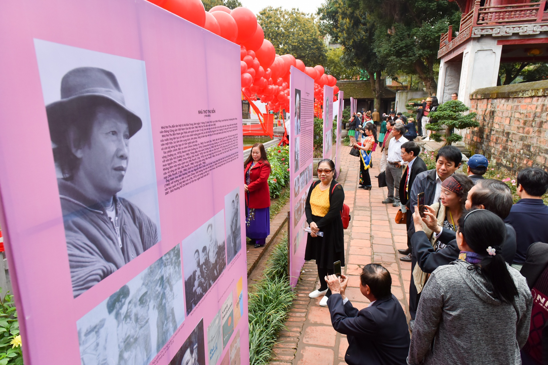 Hang nghin nguoi yeu tho hoi ngo trong Ngay Tho Viet Nam hinh anh