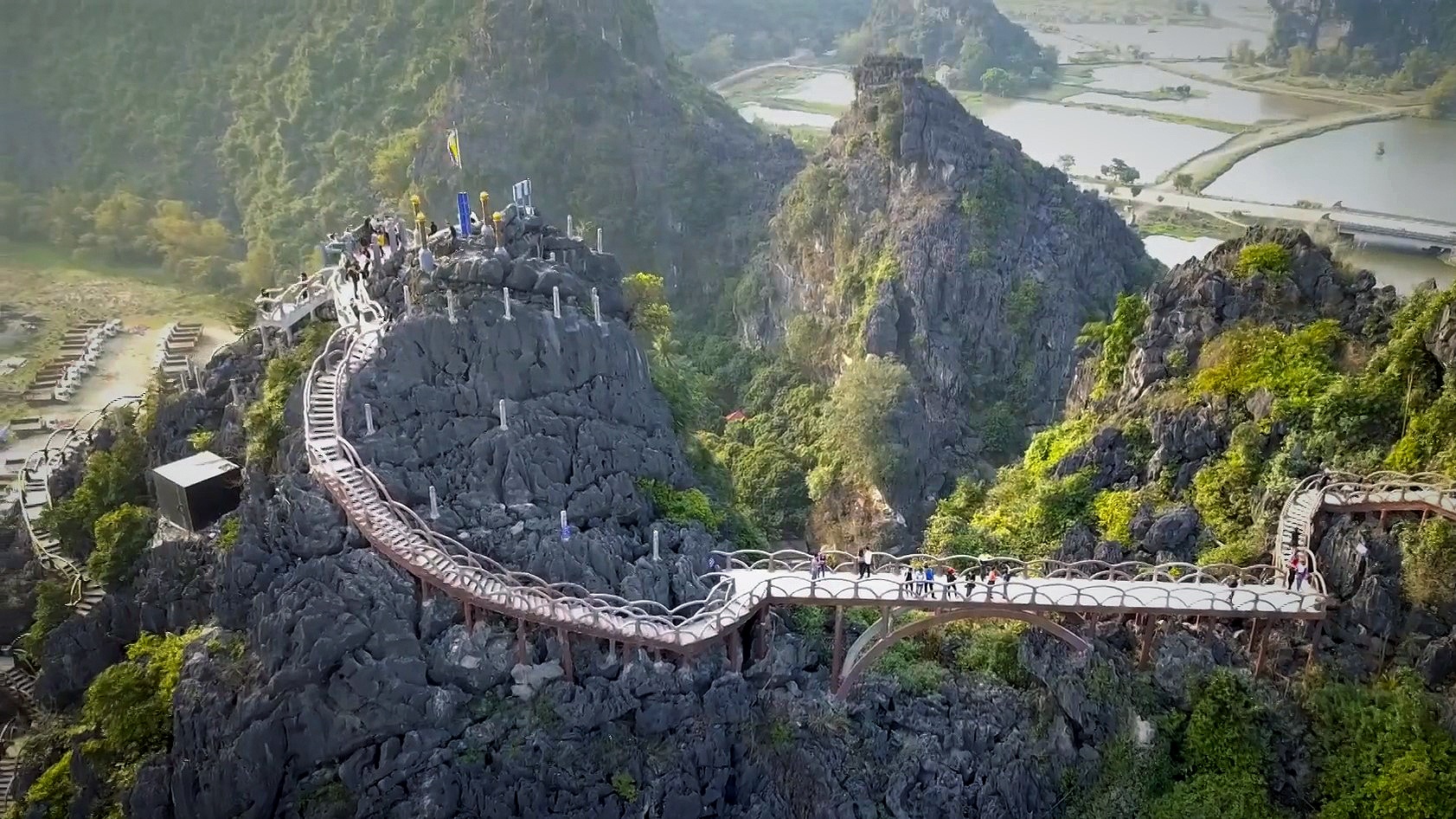 Can canh cau 2.000 bac khong phep xuyen loi di san Trang An hinh anh