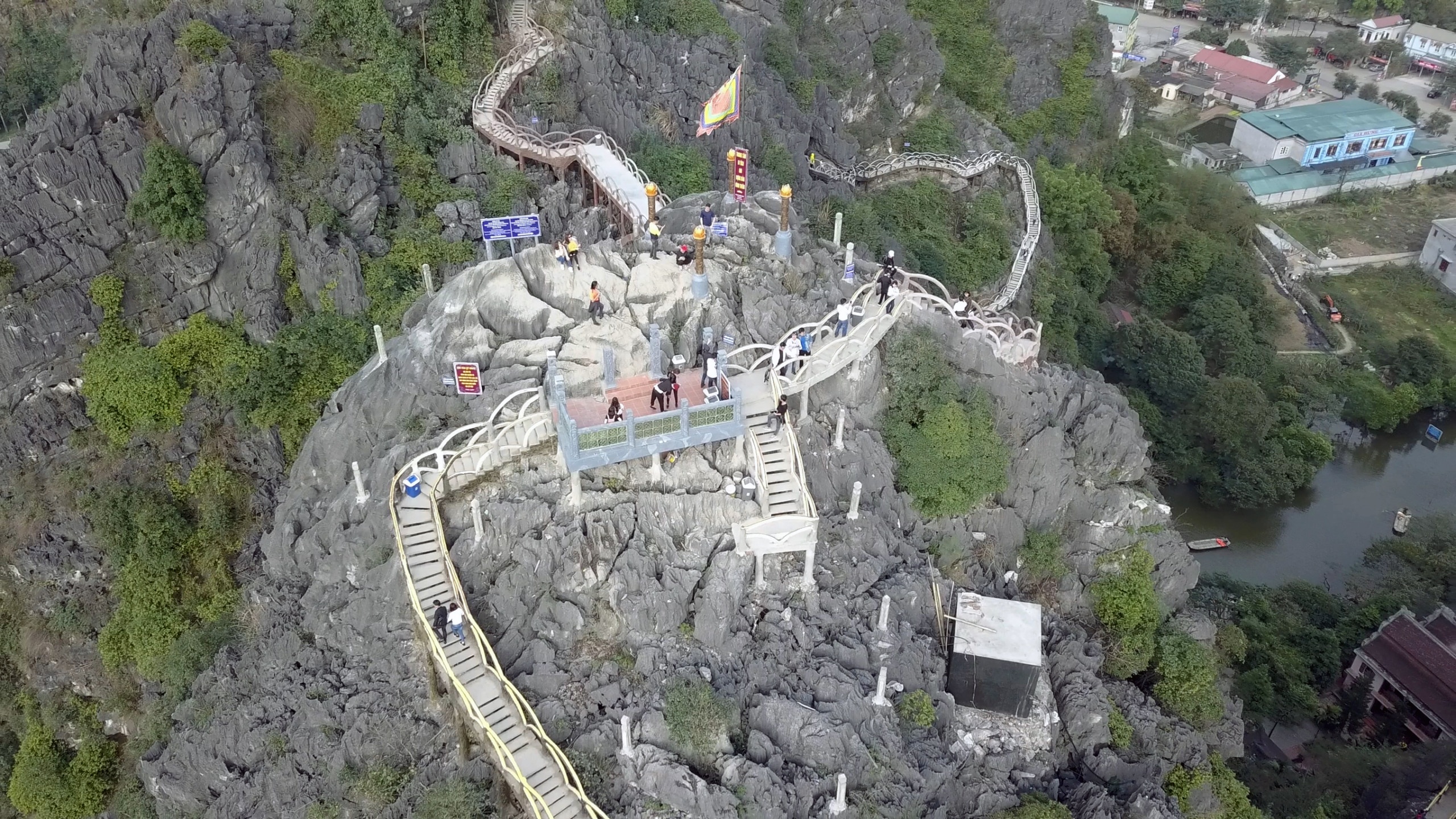 cau len nui o Trang An anh 3