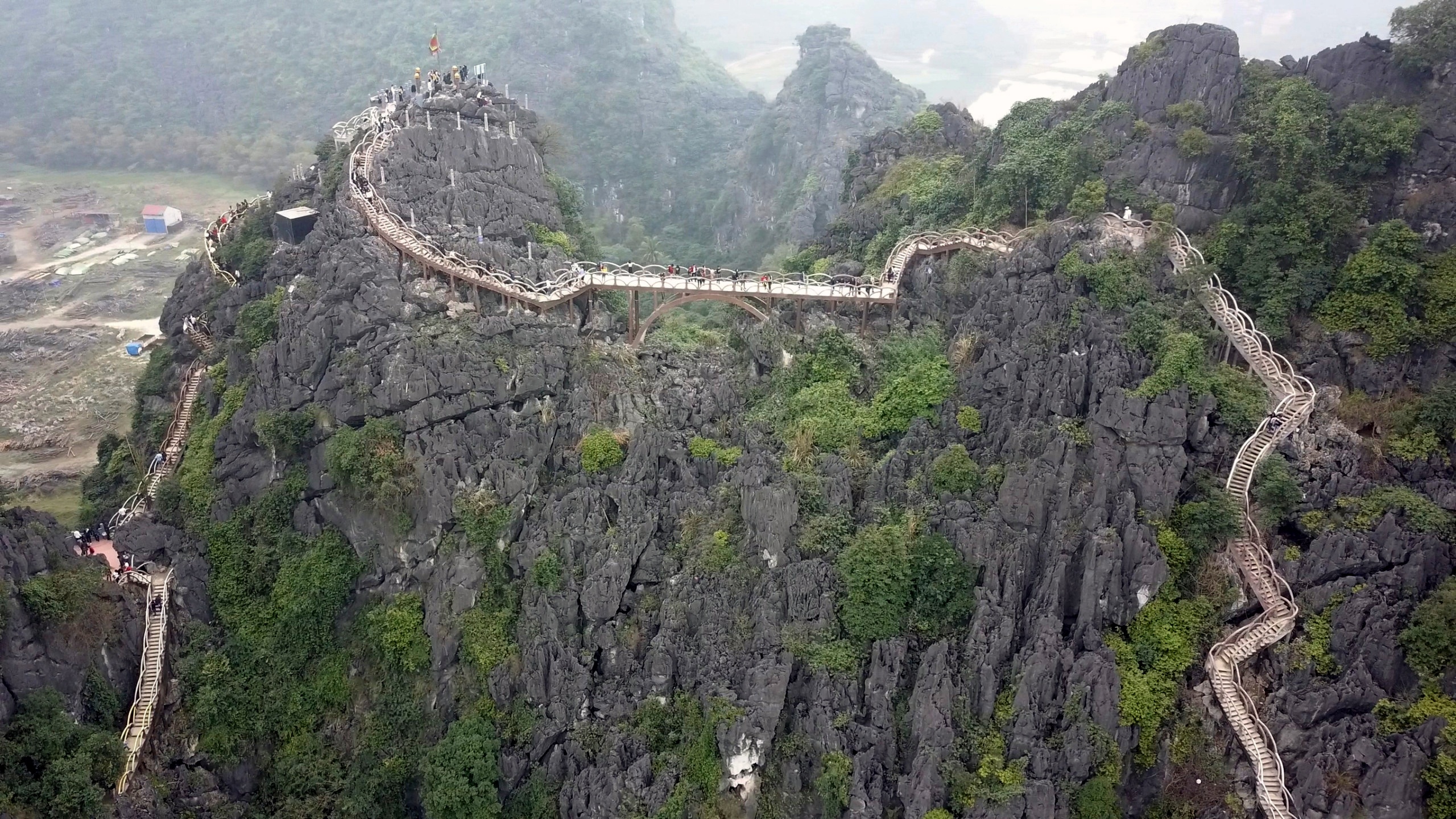 cau len nui o Trang An anh 2