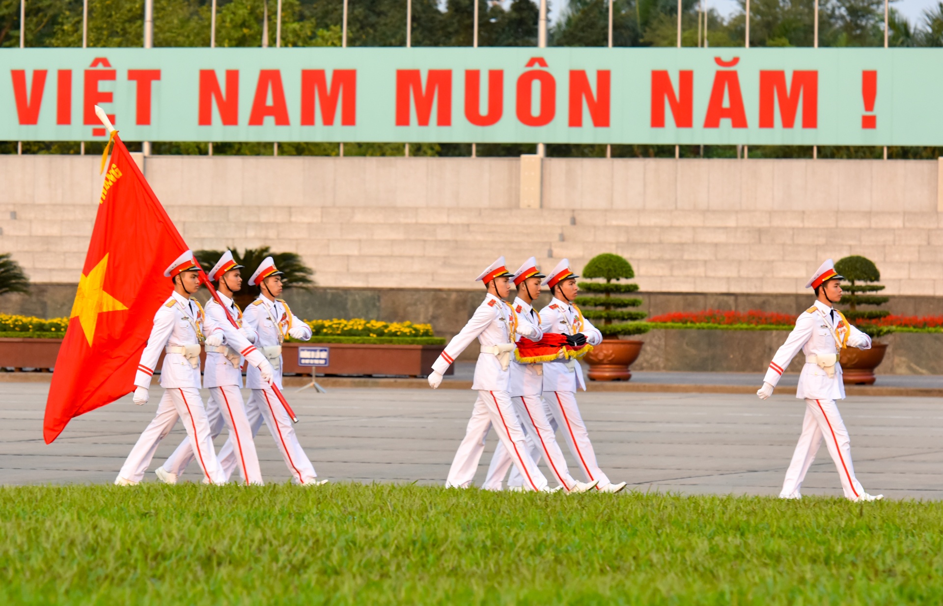 Le thuong co ru tai Lang Chu tich Ho Chi Minh hinh anh