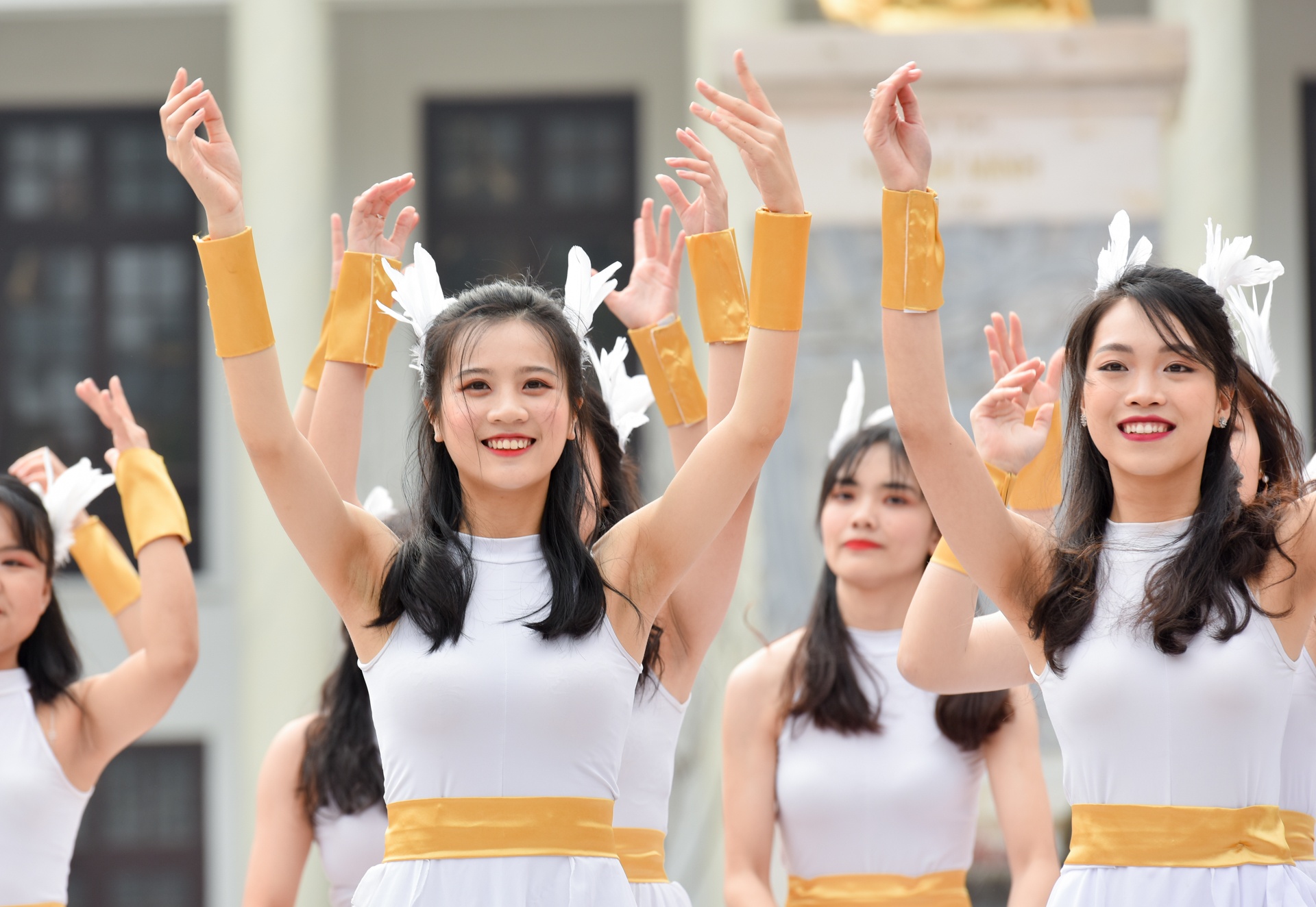 Nu chien si cong an tuong lai xinh tuoi nhay dan vu hinh anh