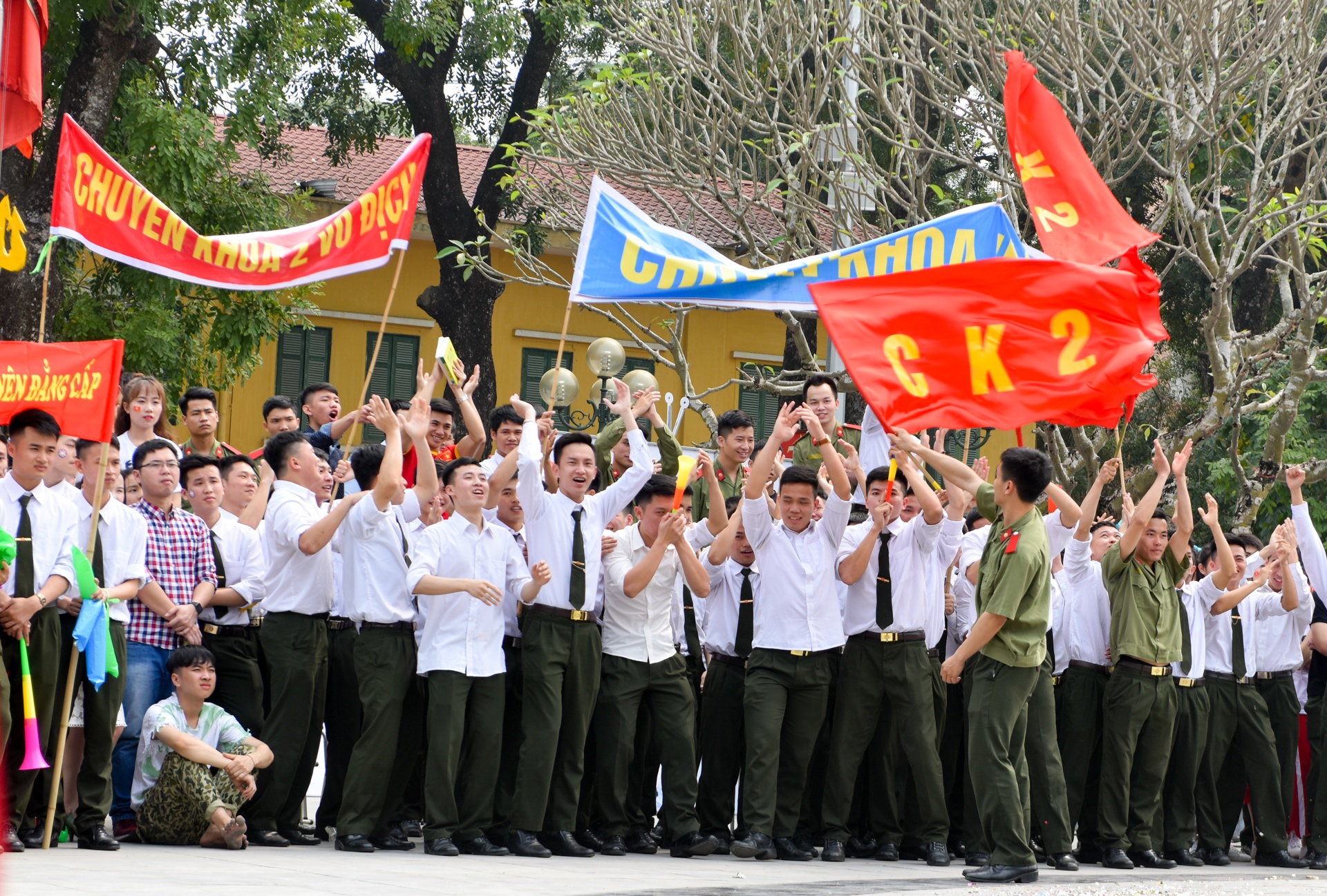 nu sinh hoc vien an ninh nhay dan vu anh 10