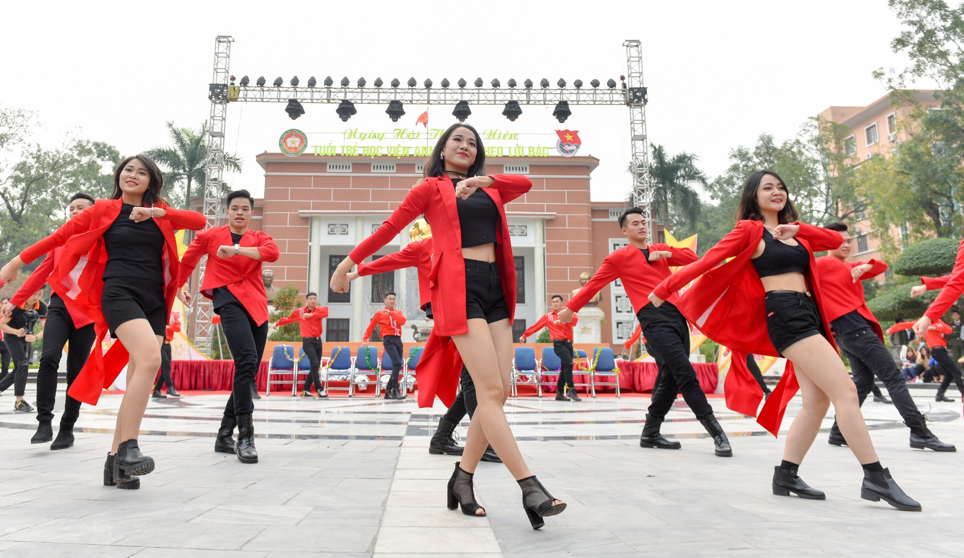 nu sinh hoc vien an ninh nhay dan vu anh 1