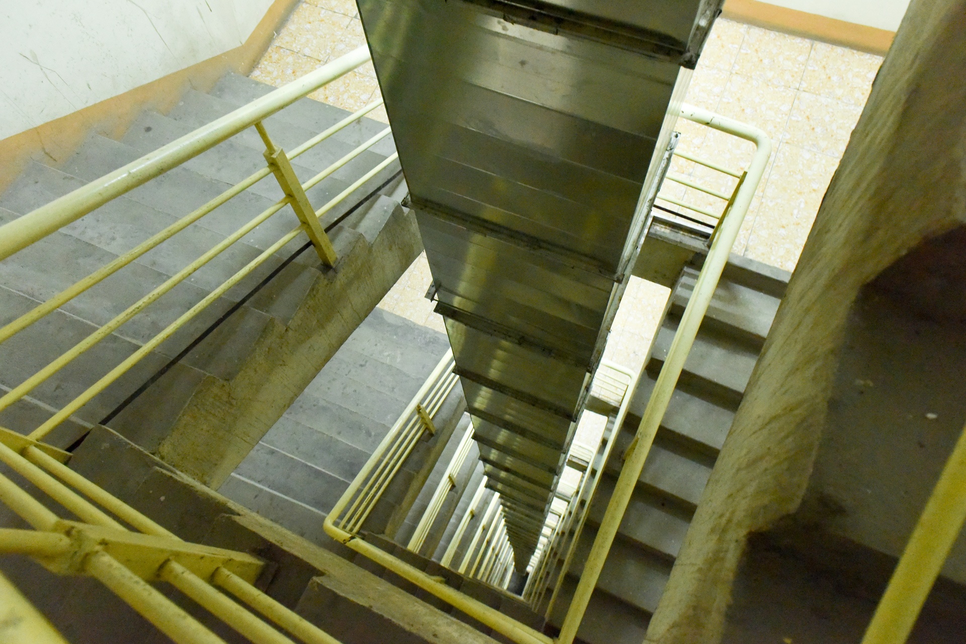 Chung cu co hang tram xe may chay rui o tang ham gio ra sao? hinh anh