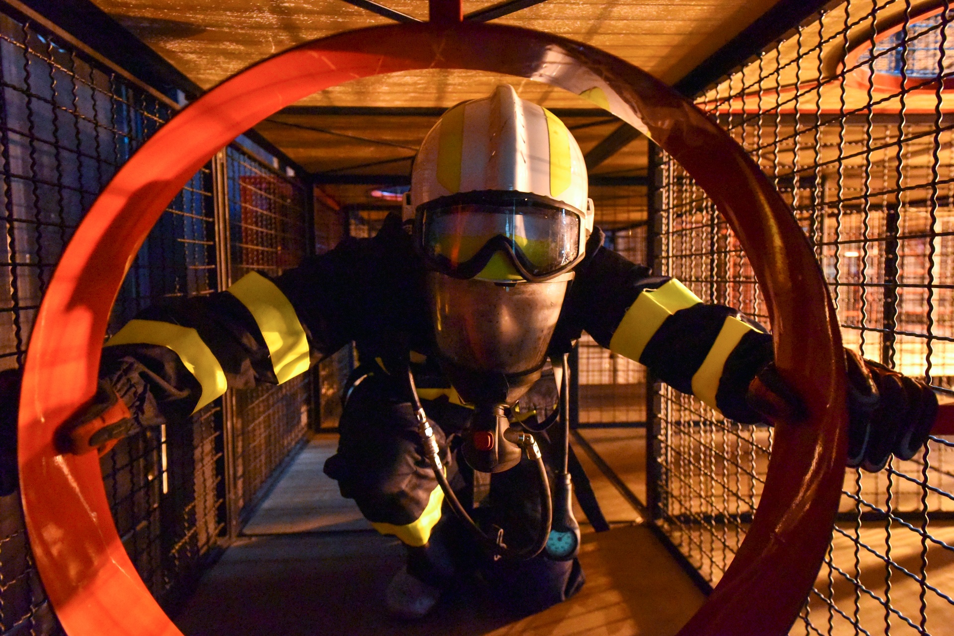 Kho luyen leo thang, du day cuu ho nan nhan hinh anh