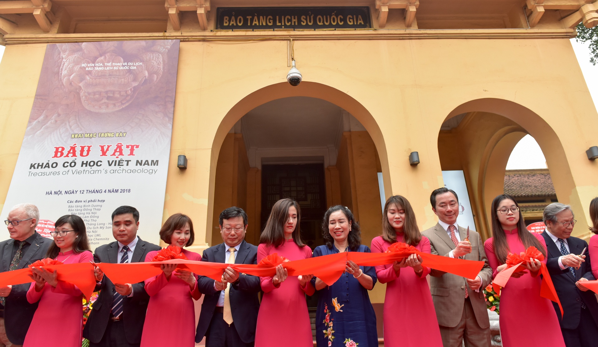 300 bau vat khao co hoc anh 1