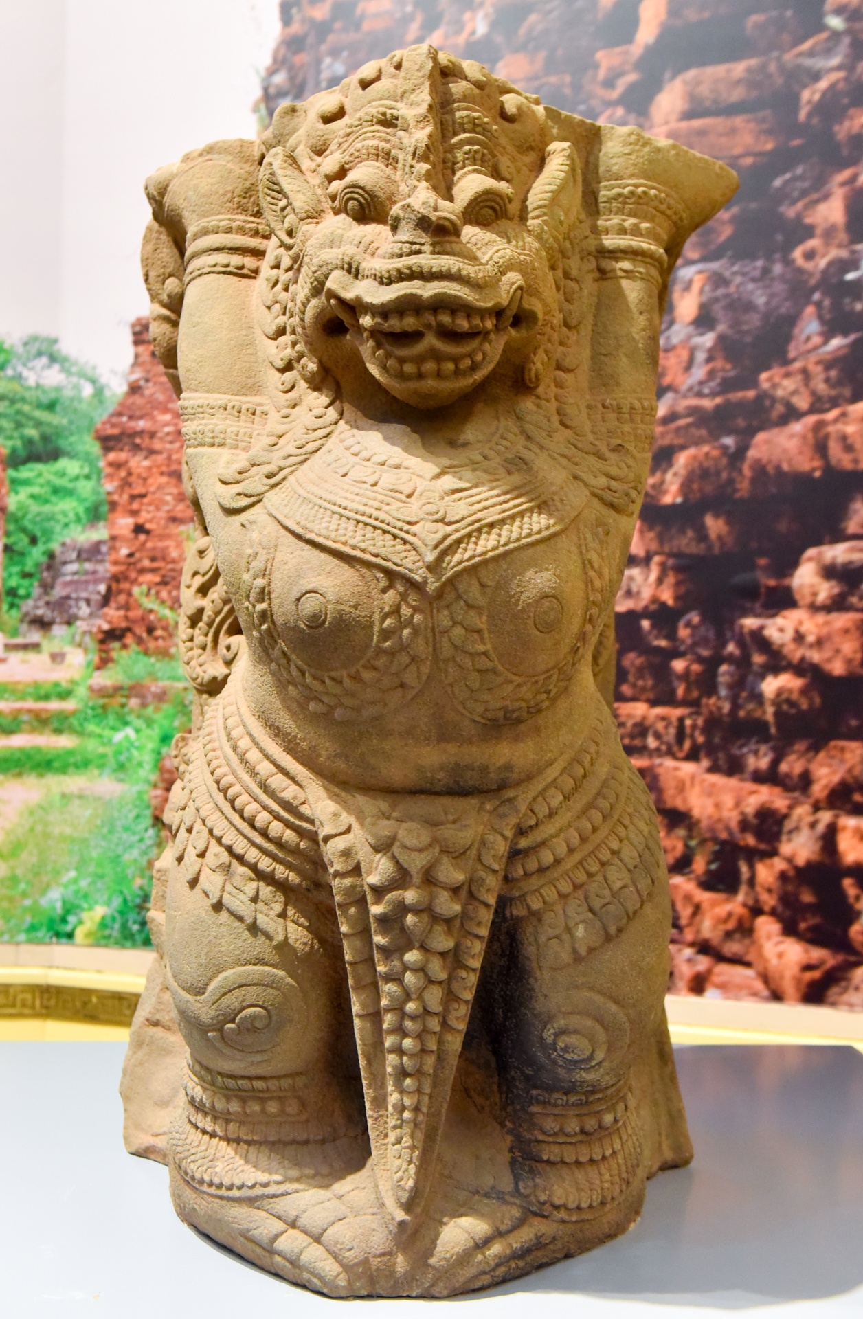 300 bau vat khao co hoc anh 9