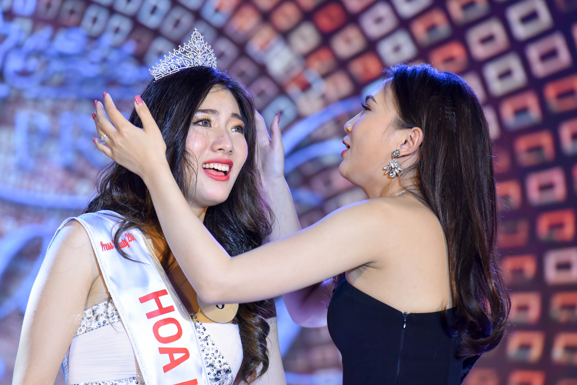 Nu sinh cao 1,75 m tro thanh hoa khoi Hoc vien Bao chi hinh anh