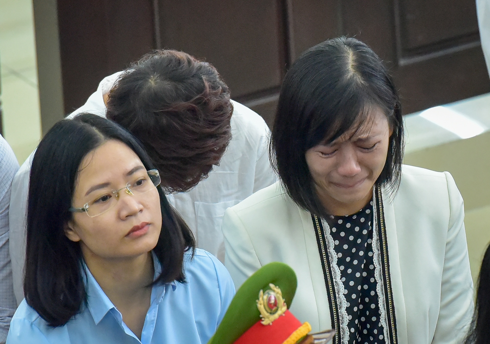 Nu cuoi, nuoc mat trong phien xu phuc tham Ha Van Tham hinh anh
