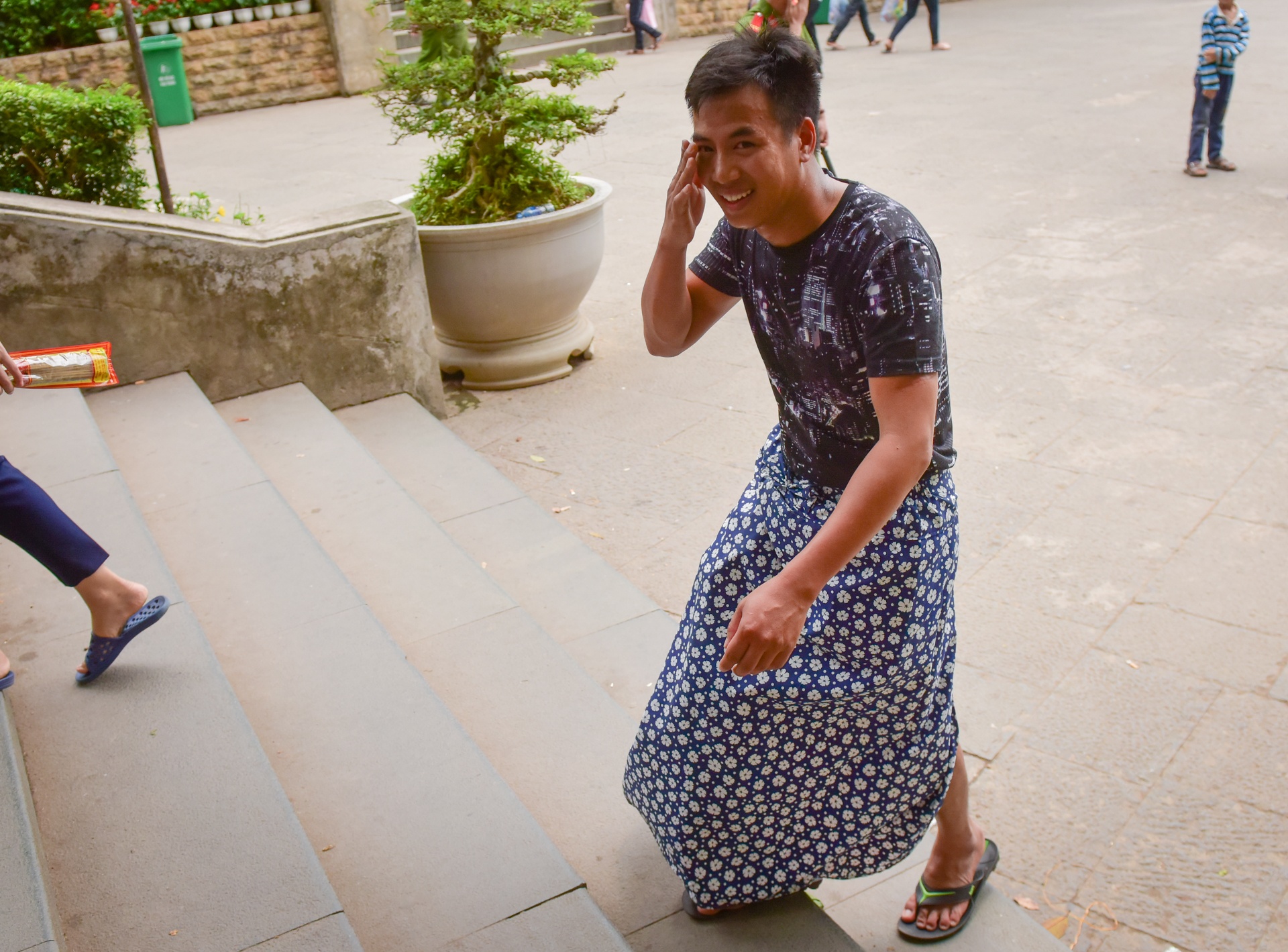 Cong an ngan nguoi mac quan coc va vay ngan vao Den Hung hinh anh