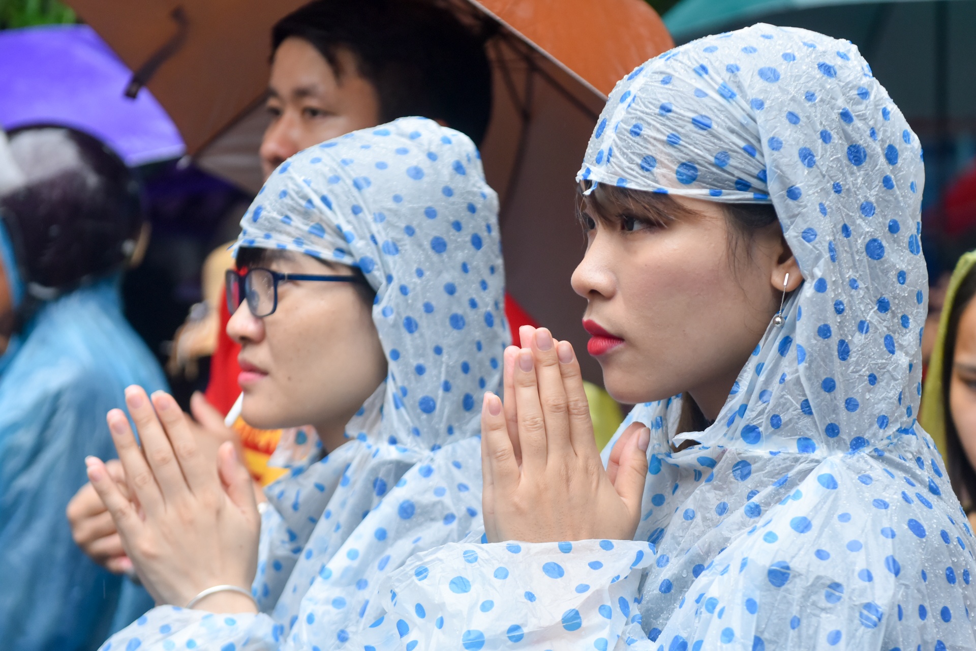 Hang chuc nghin nguoi doi mua ve du le Gio To Hung Vuong hinh anh