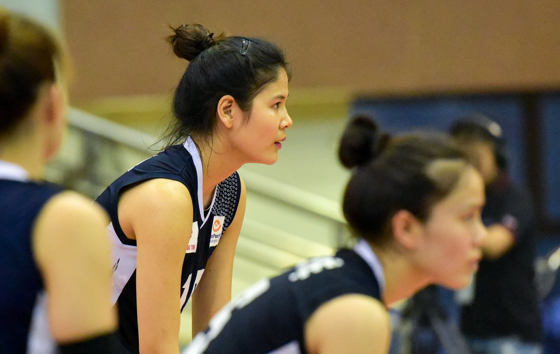 Nhung chan dai xinh dep tai cup bong chuyen Hung Vuong hinh anh