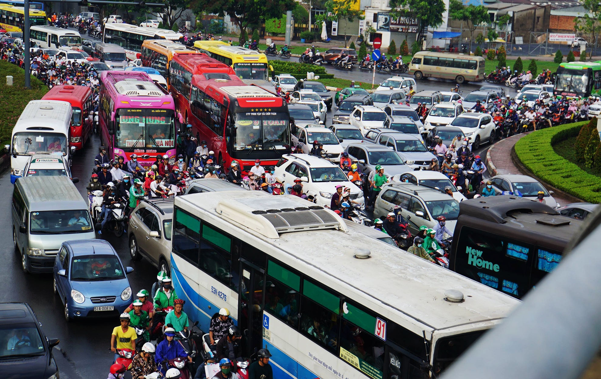 Duong TP.HCM, Ha Noi tac dai ngay dau di lam sau nghi le hinh anh
