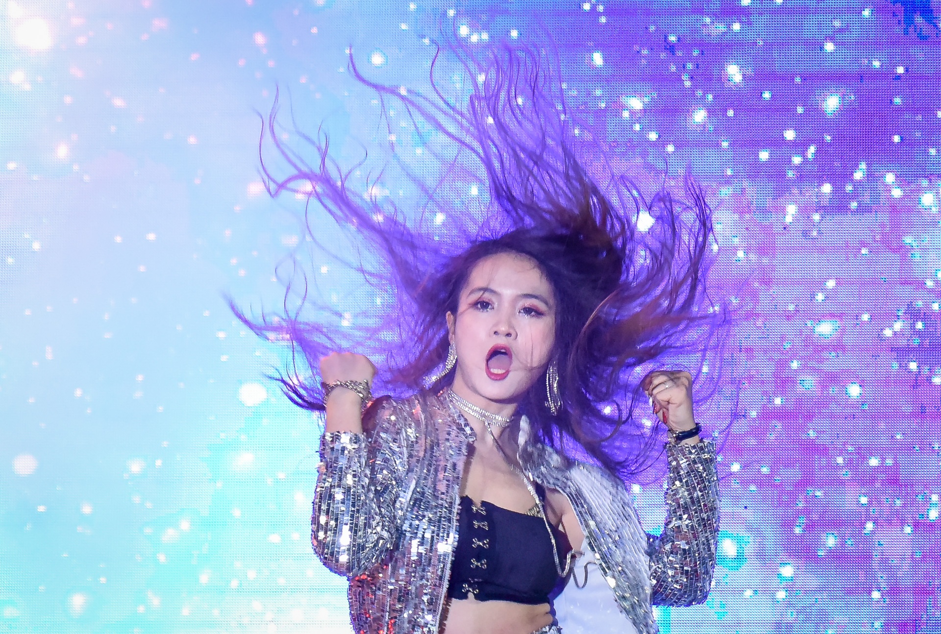 Nu sinh Ngoai thuong gay choang ngop voi man vu dao boc lua hinh anh