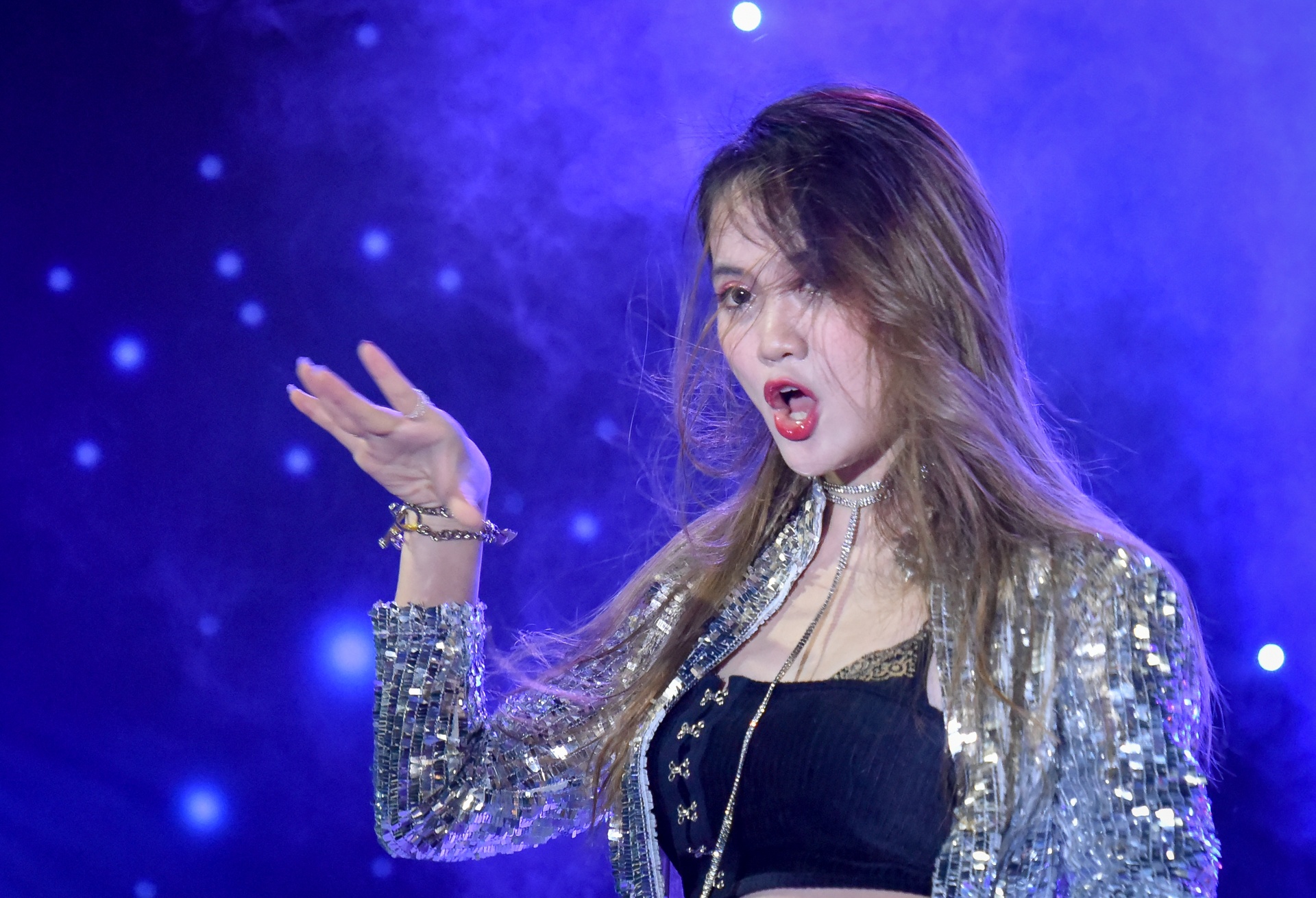 Sinh vien DH Ngoai thuong khoe vu dao boc lua hinh anh