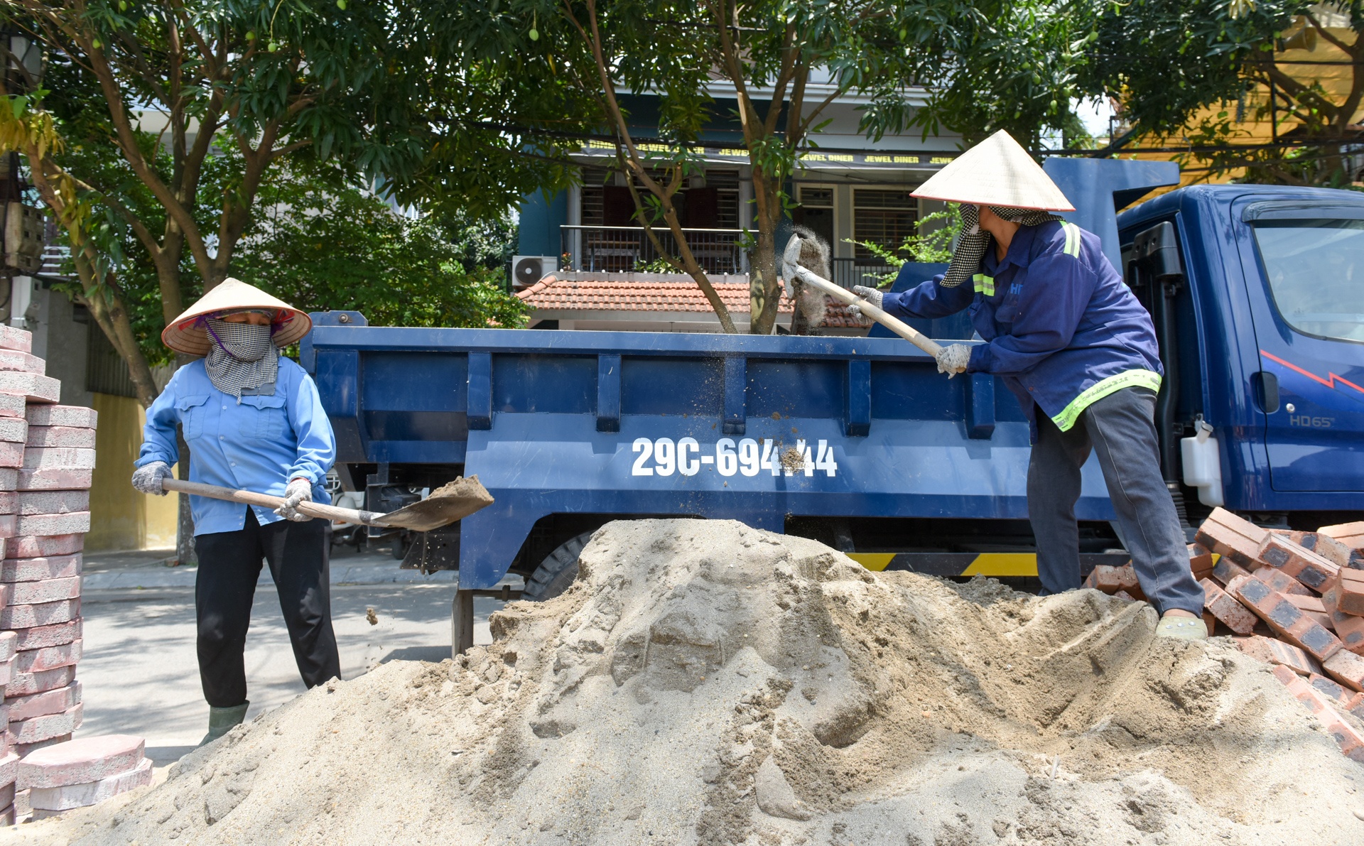 Cong nhan tat bat hoan thien pho di bo Trinh Cong Son hinh anh