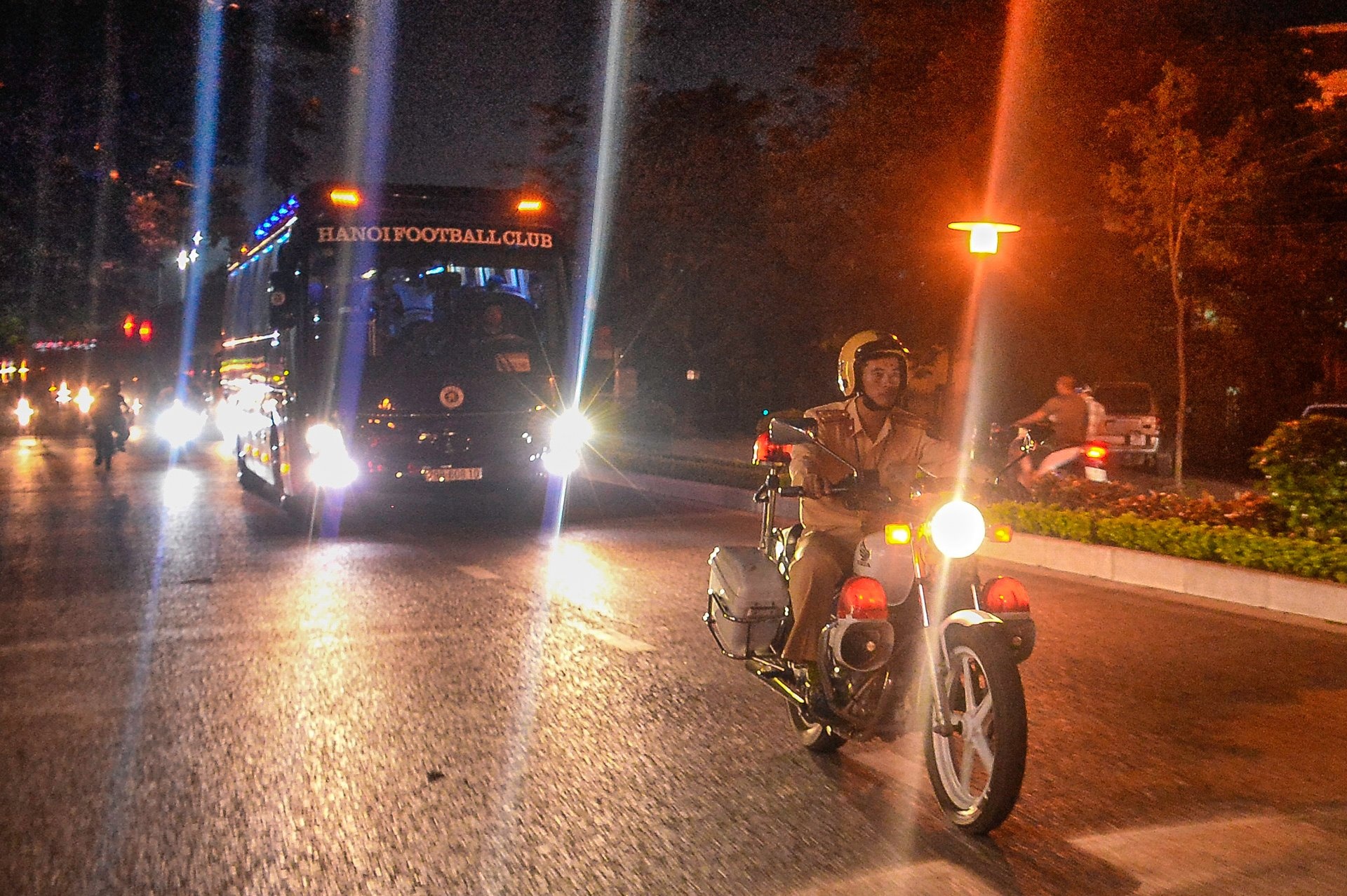 Canh sat ho tong CLB Ha Noi roi san Thien Truong hinh anh