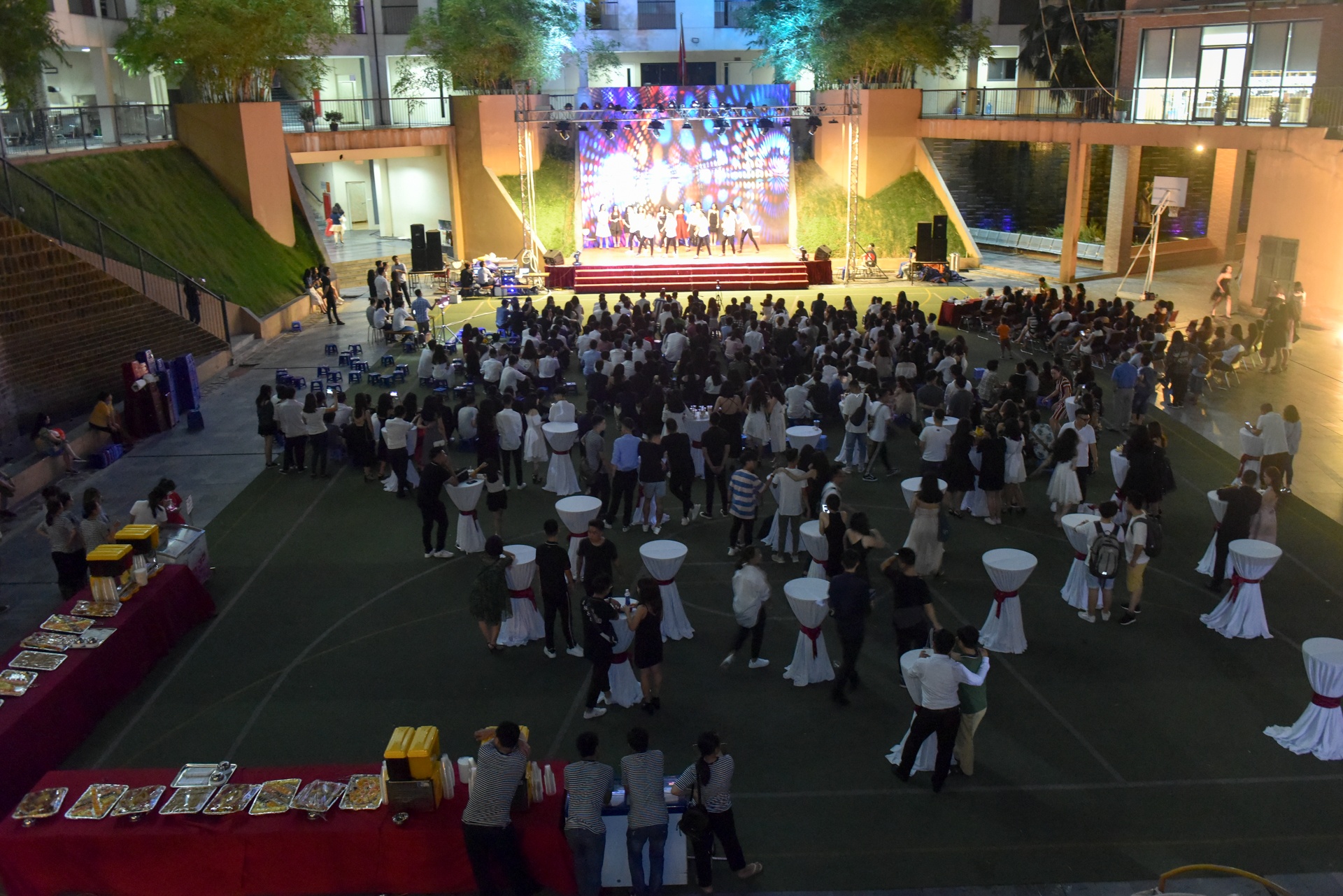 hieu truong khoc cung hoc tro anh 1