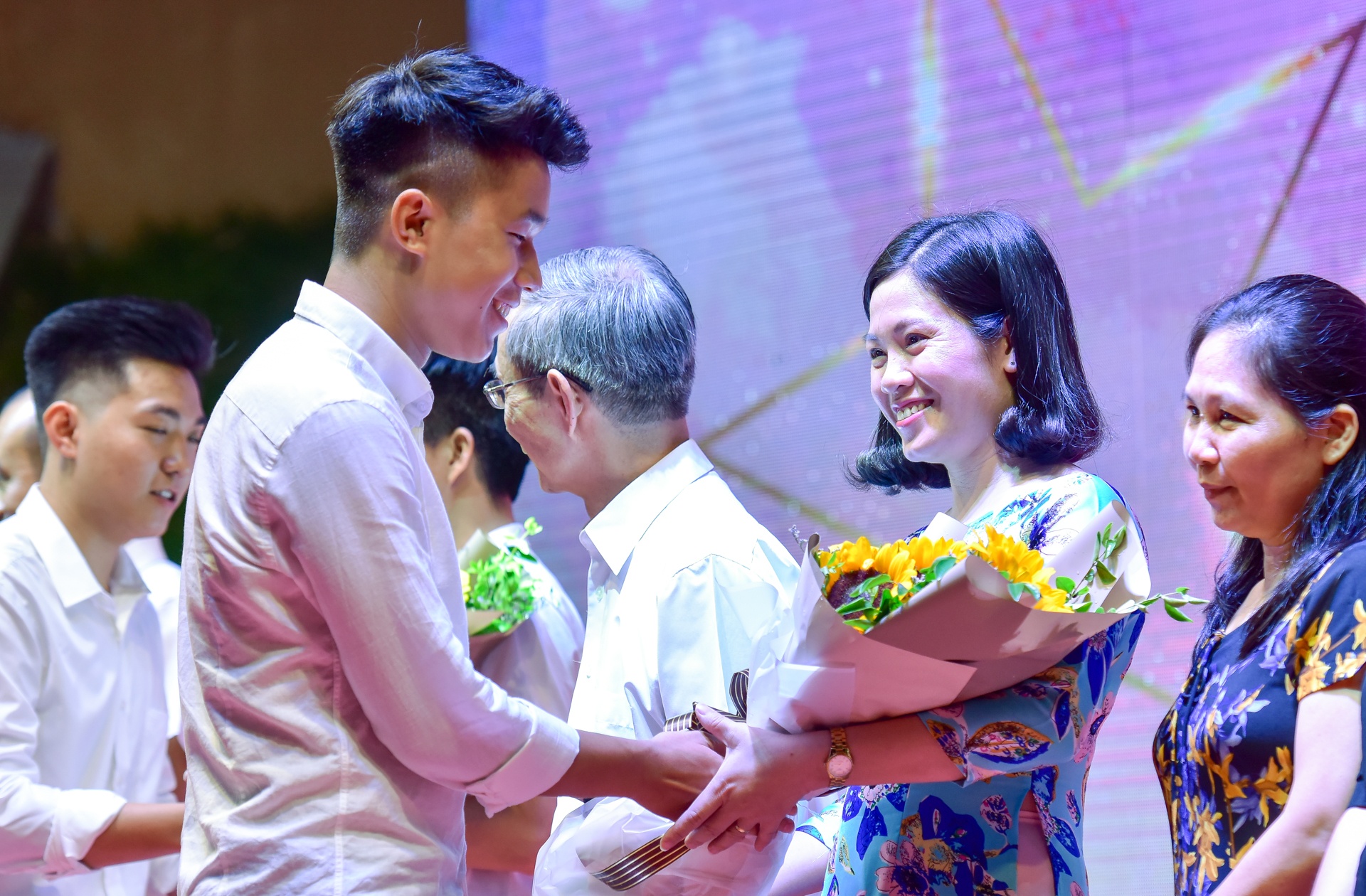 hieu truong khoc cung hoc tro anh 2