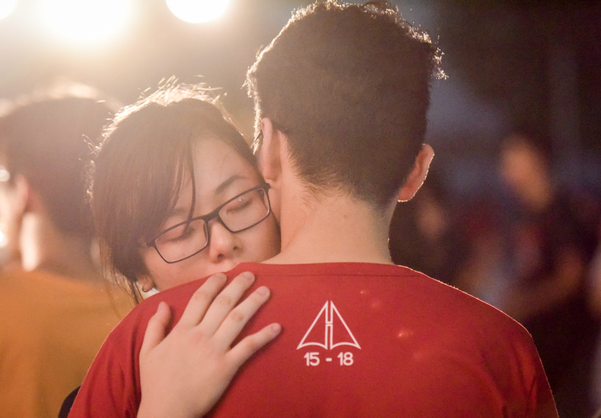 Nu cuoi va nuoc mat cua Amser trong giay phut chia ly hinh anh