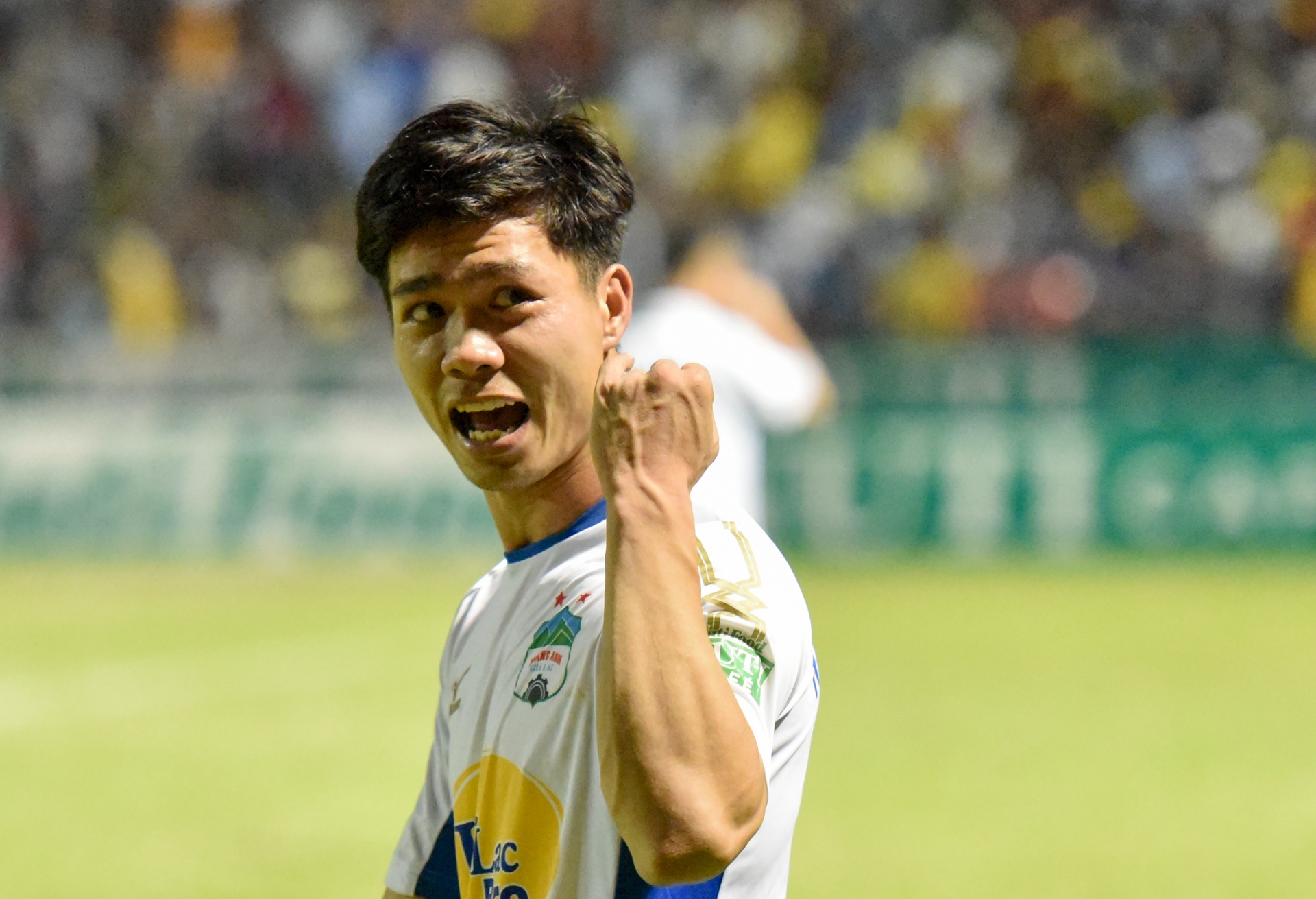 Cong Phuong toa sang mang ve 3 diem cho HAGL hinh anh