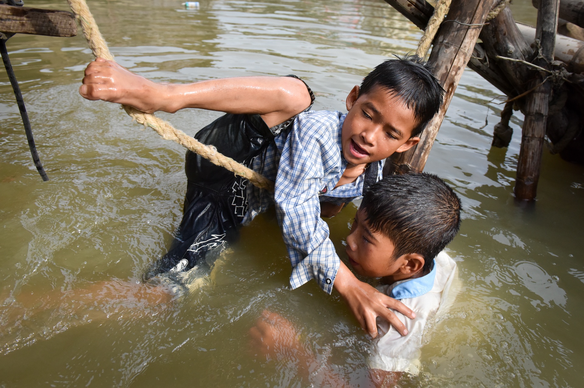 Xom that hoc giua long pho thi hinh anh