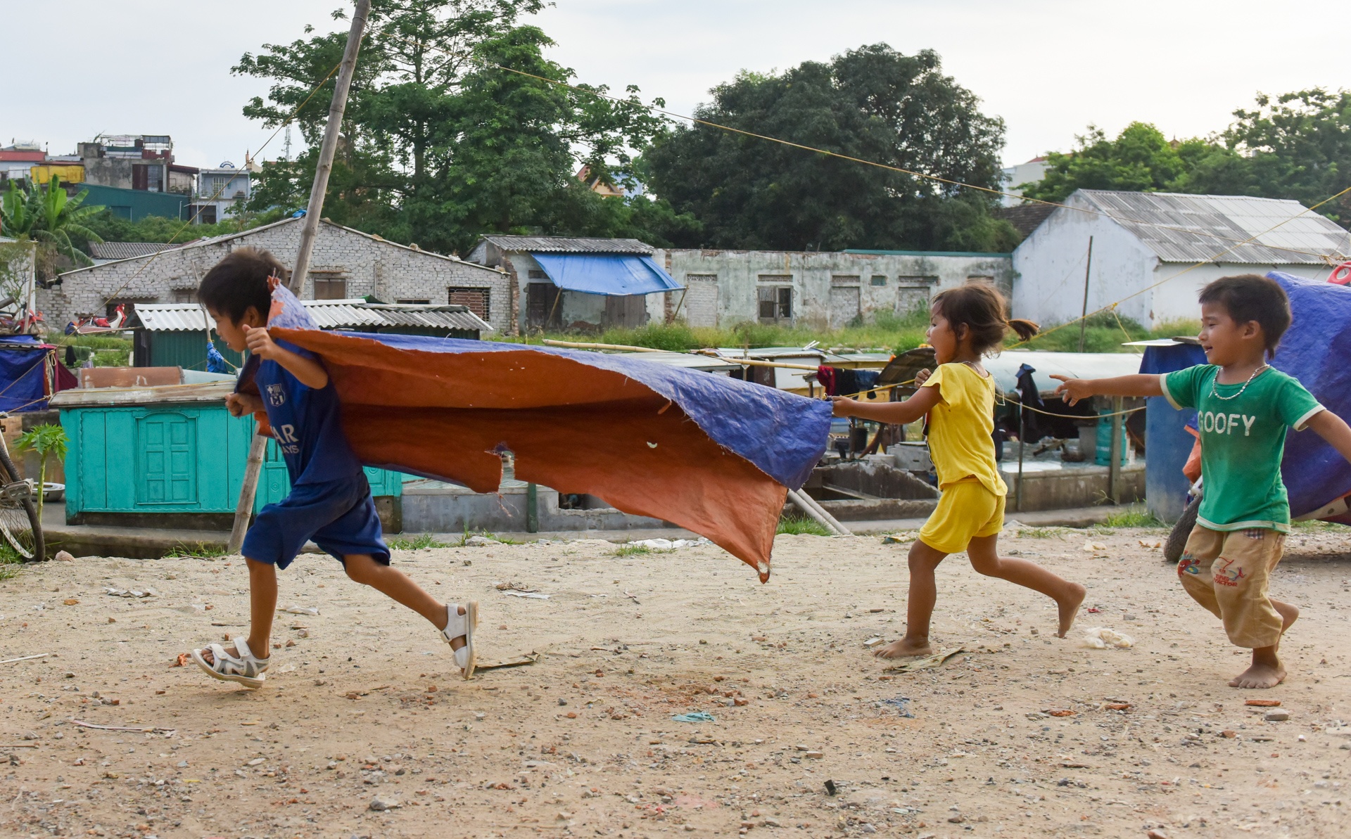 Cuoc song kho khan cua nguoi dan xom chai cau Sang hinh anh