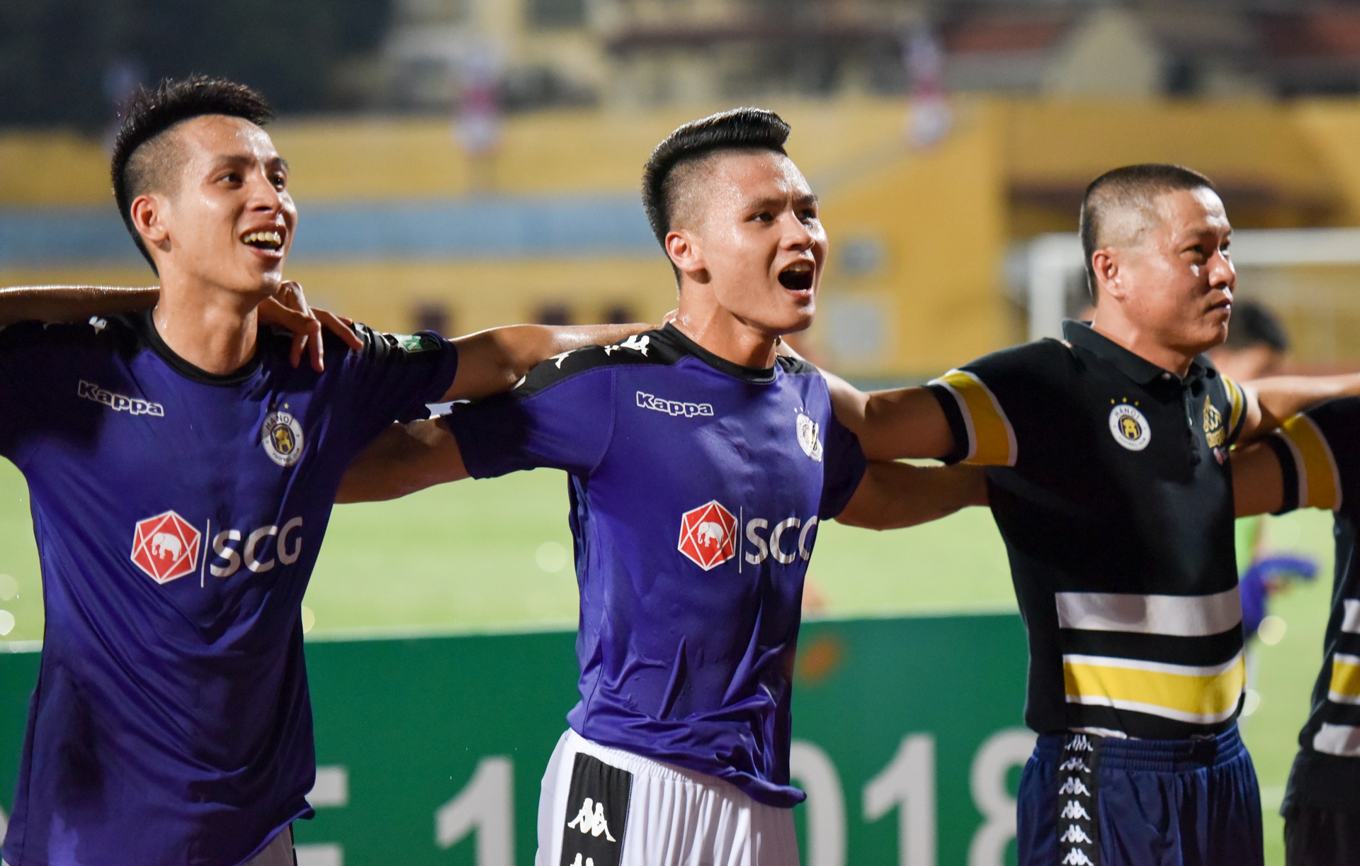 CLB Ha Noi dai thang doi Quang Ninh trong ngay sinh nhat hinh anh