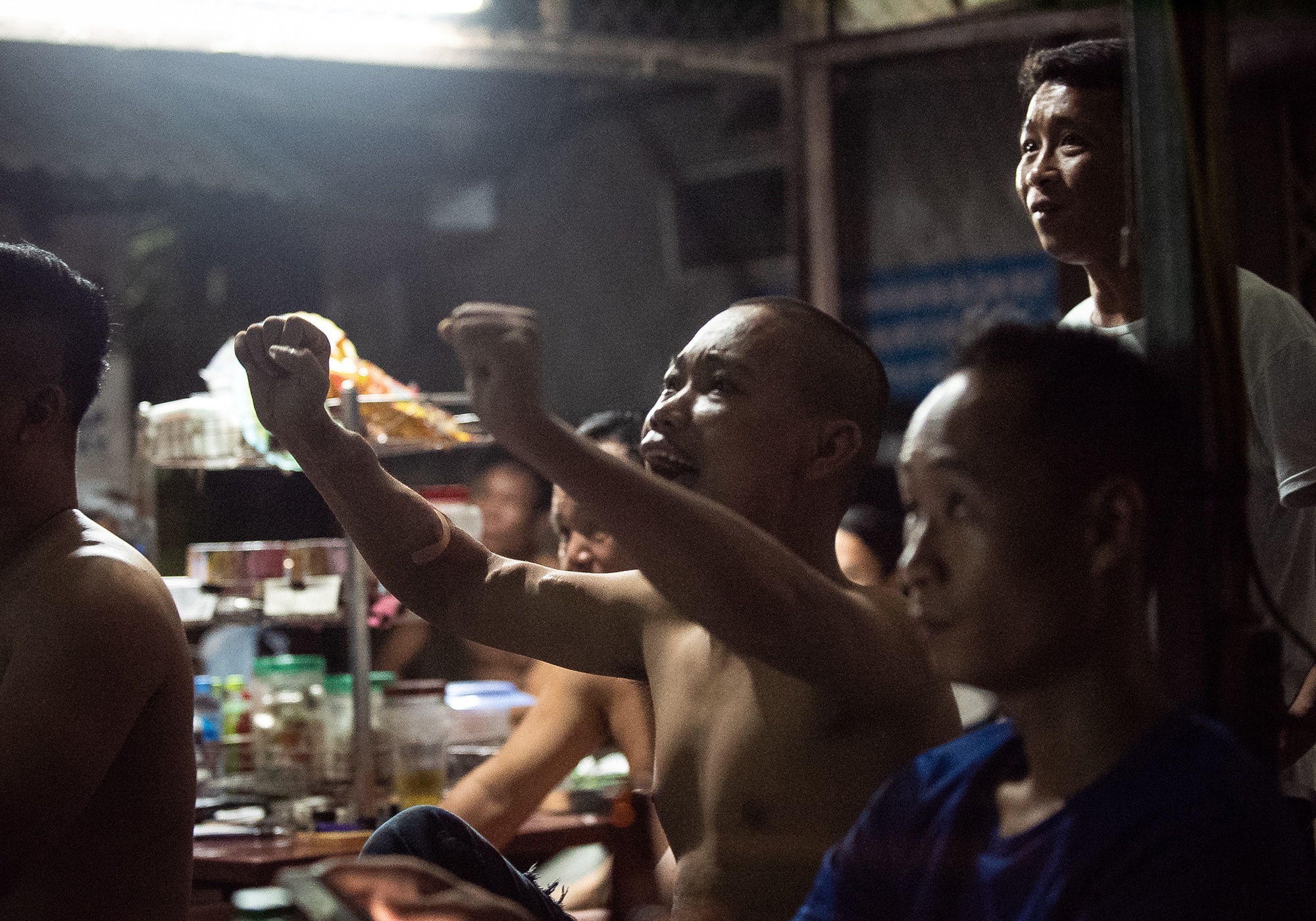 nguoi mac benh tim xem world cup anh 9