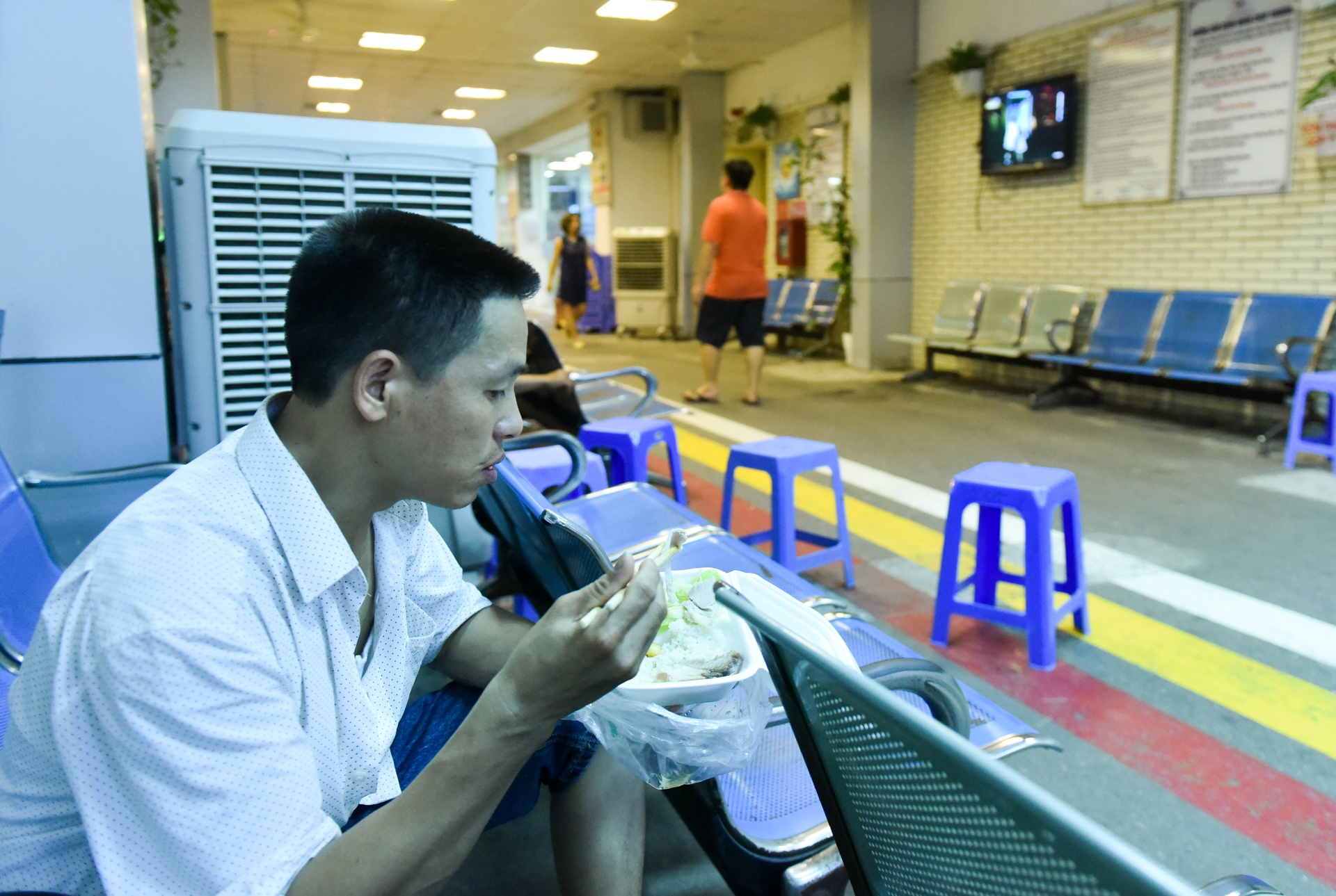 nguoi mac benh tim xem world cup anh 3