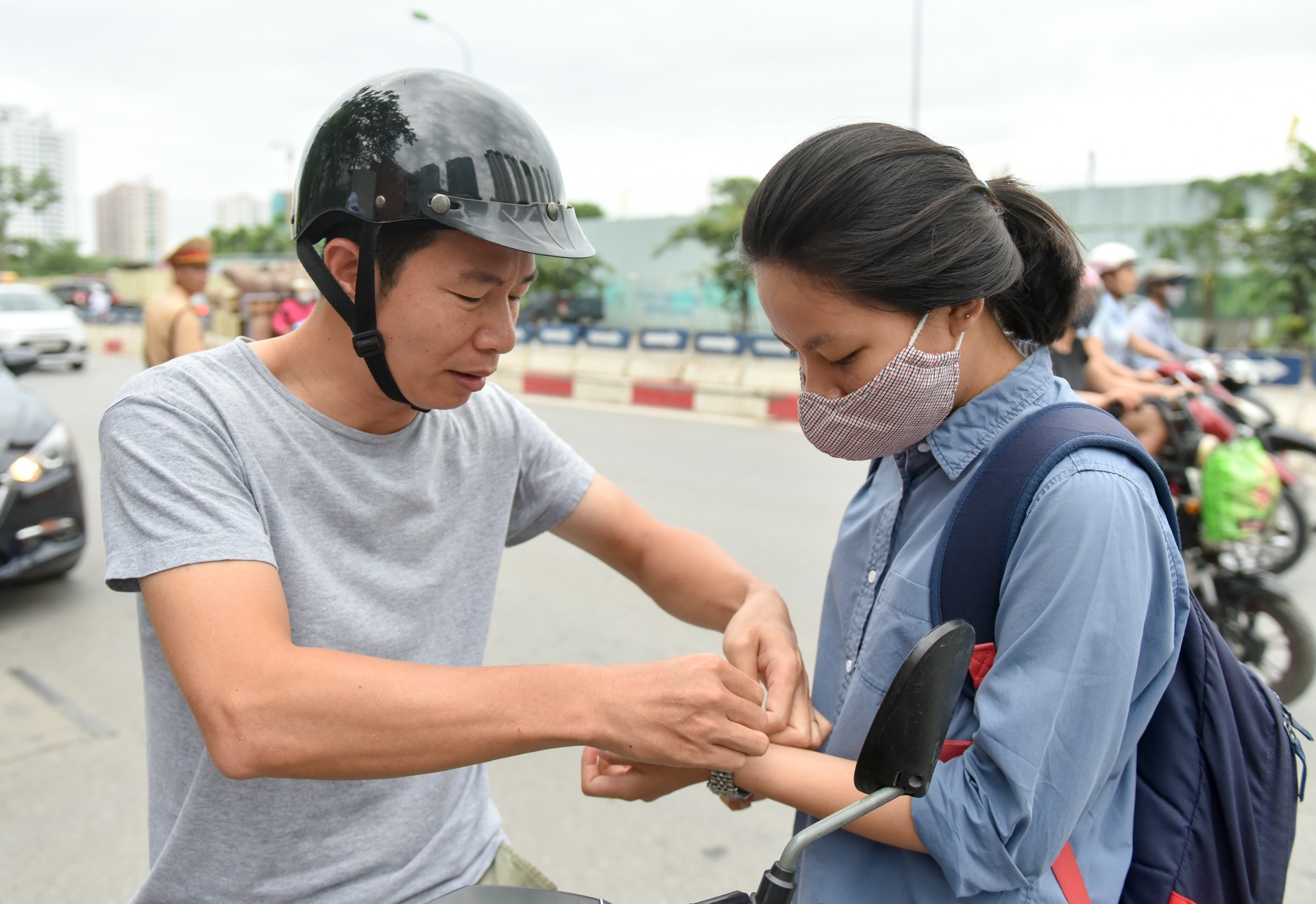 Co giao chu nhiem om hoc tro trong ngay thi anh 10