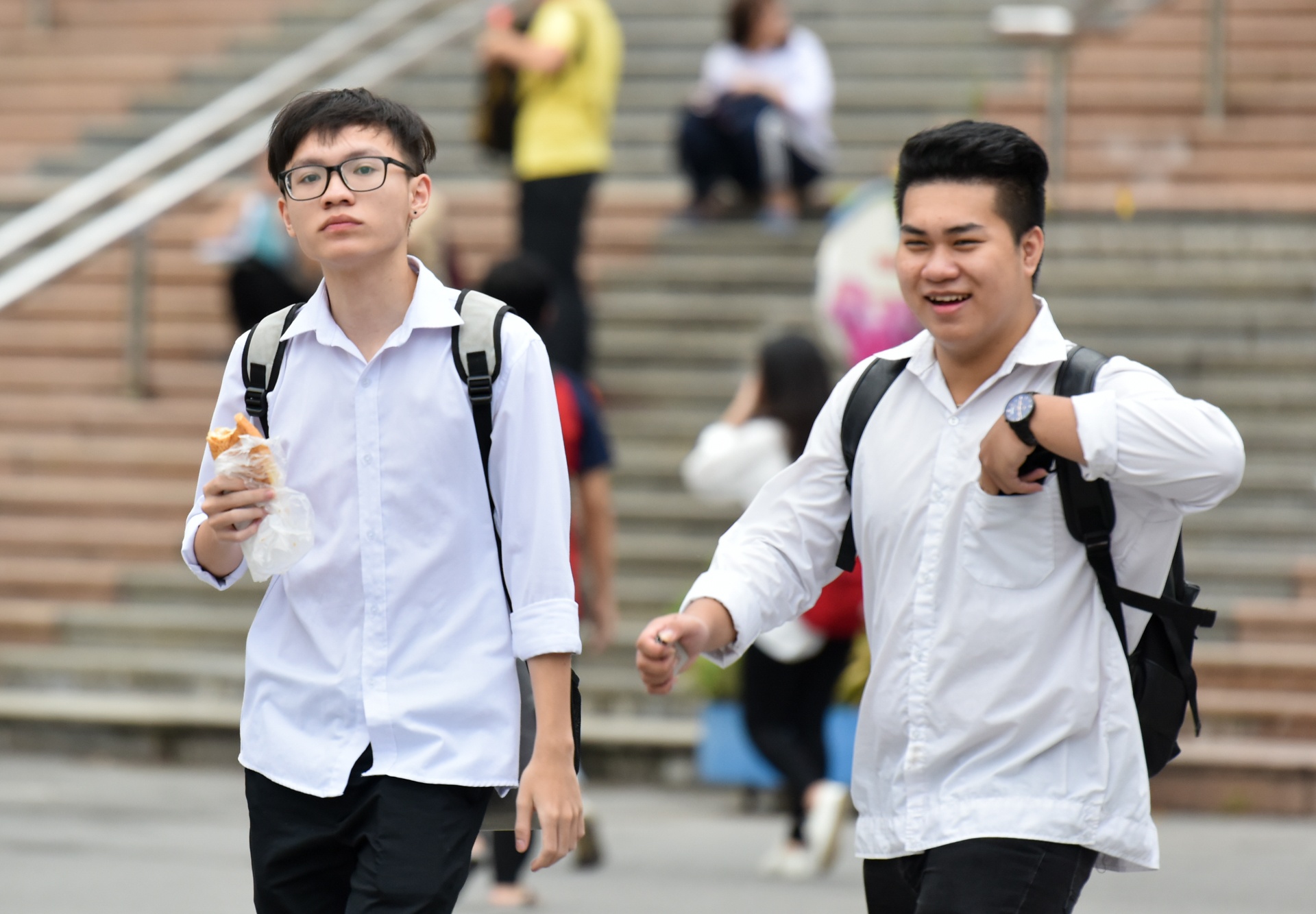 Co giao chu nhiem om hoc tro trong ngay thi anh 11