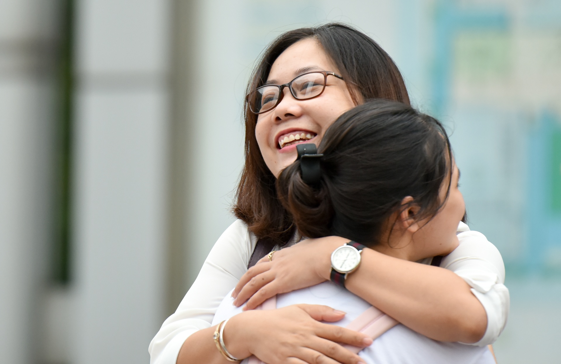 Co giao chu nhiem om tung hoc tro dong vien truoc mon thi dau hinh anh