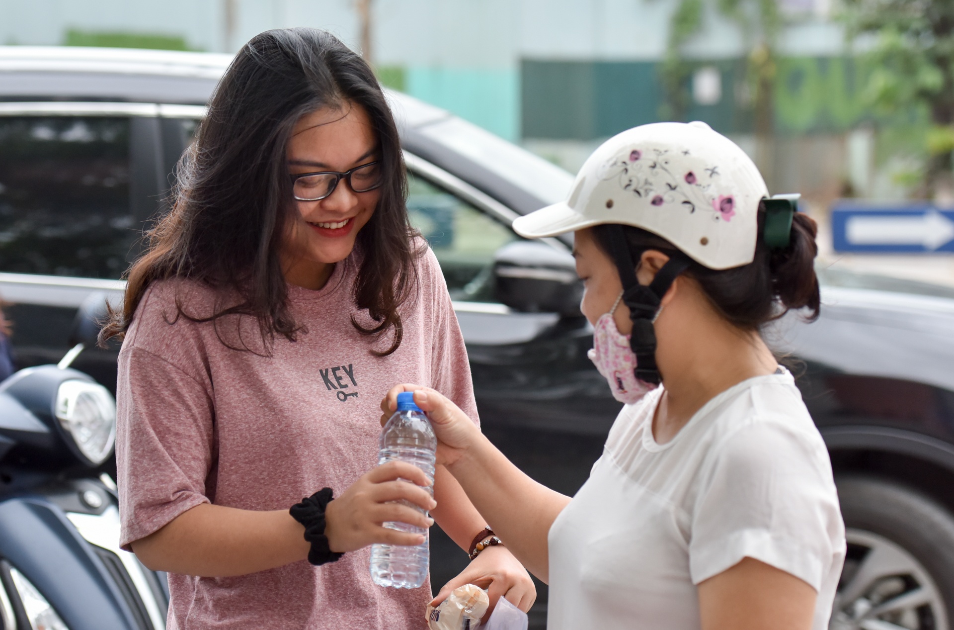 Co giao chu nhiem om hoc tro trong ngay thi anh 12