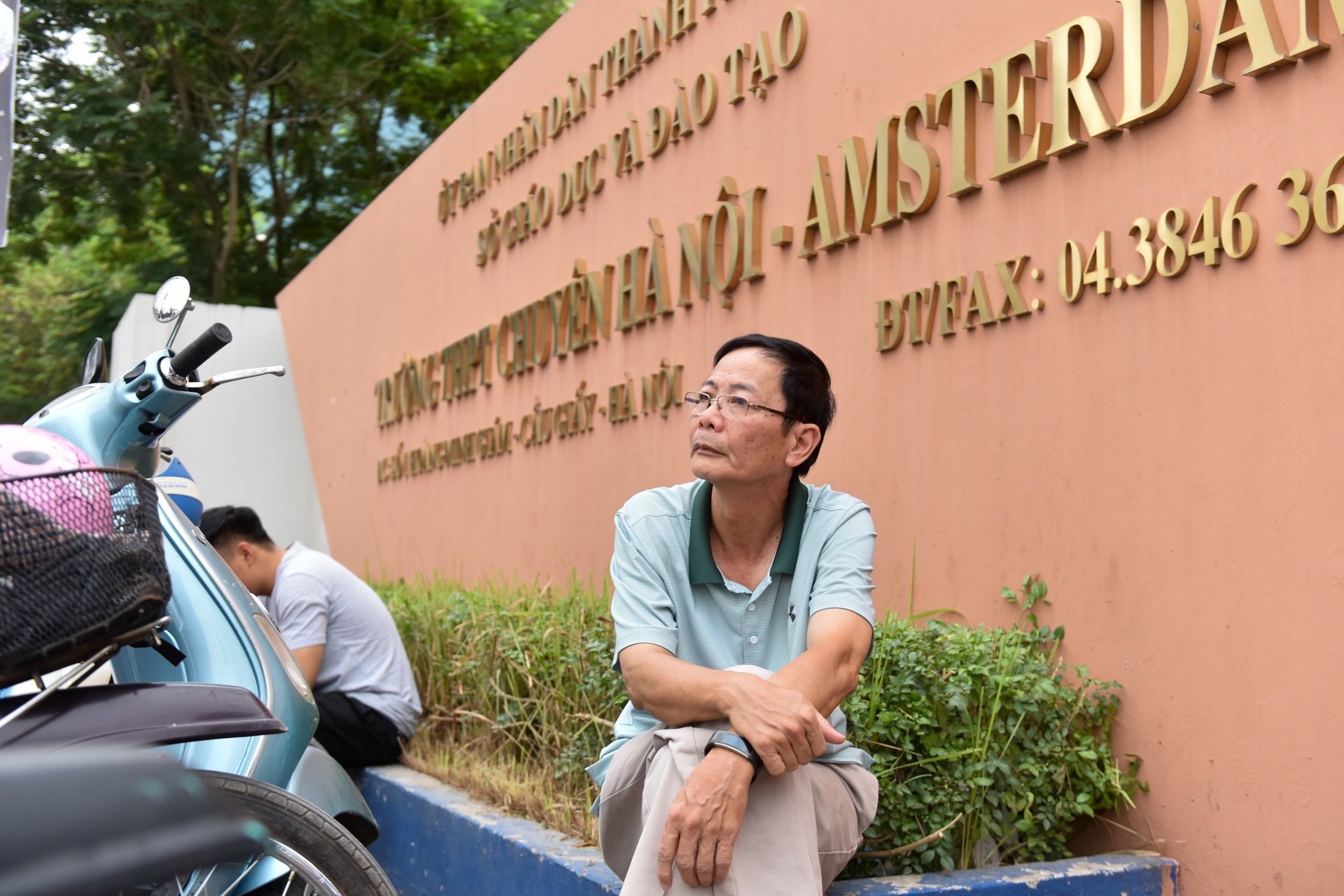 Co giao chu nhiem om hoc tro trong ngay thi anh 13