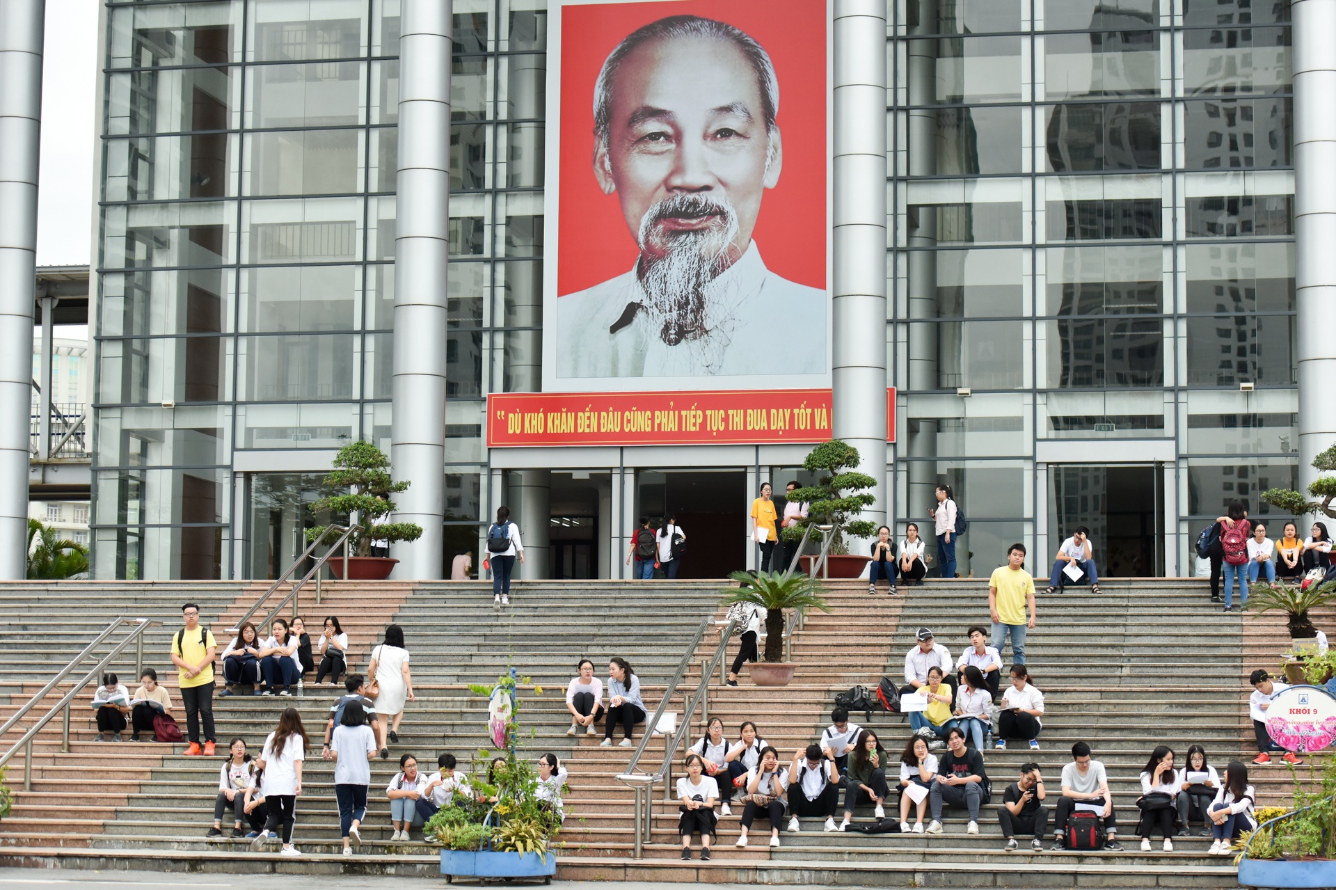 Co giao chu nhiem om hoc tro trong ngay thi anh 1