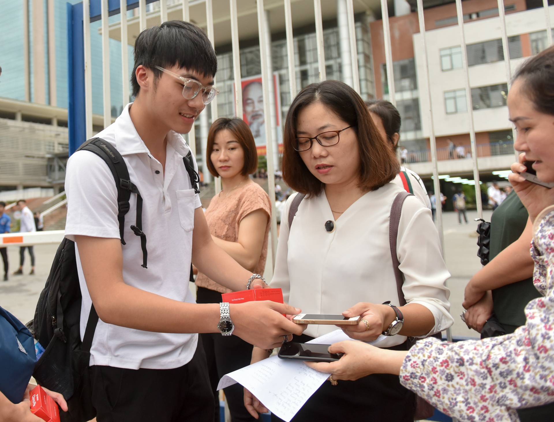 Co giao chu nhiem om hoc tro trong ngay thi anh 3