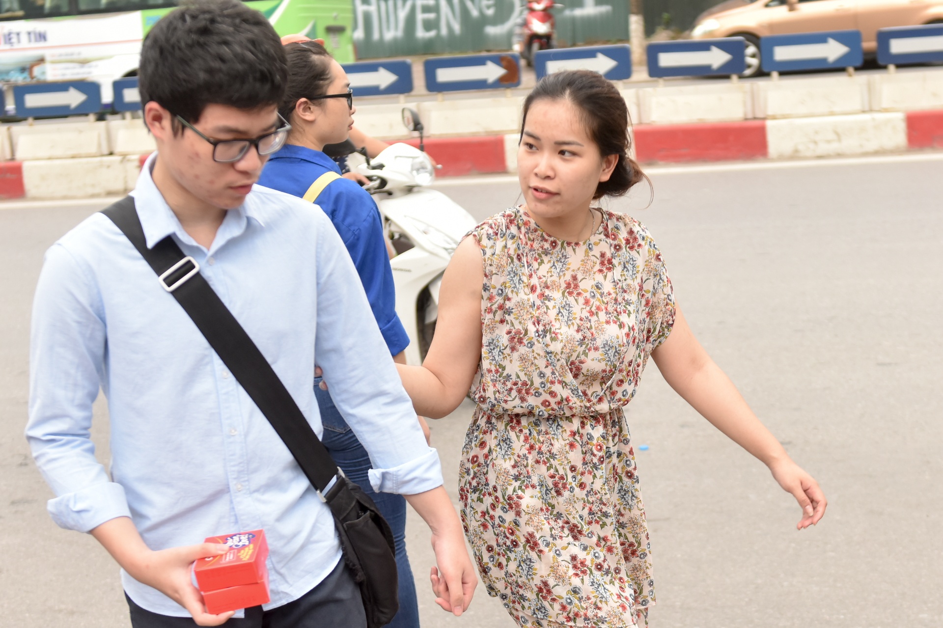 Co giao chu nhiem om hoc tro trong ngay thi anh 8