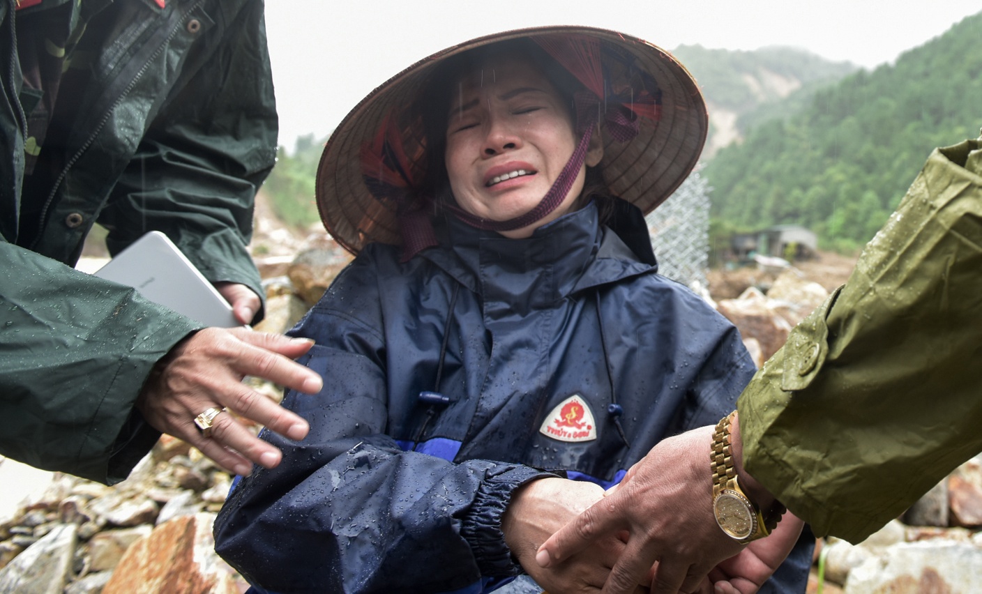 Canh tang thuong o gia dinh co chong bi lu cuon di truoc mat vo hinh anh