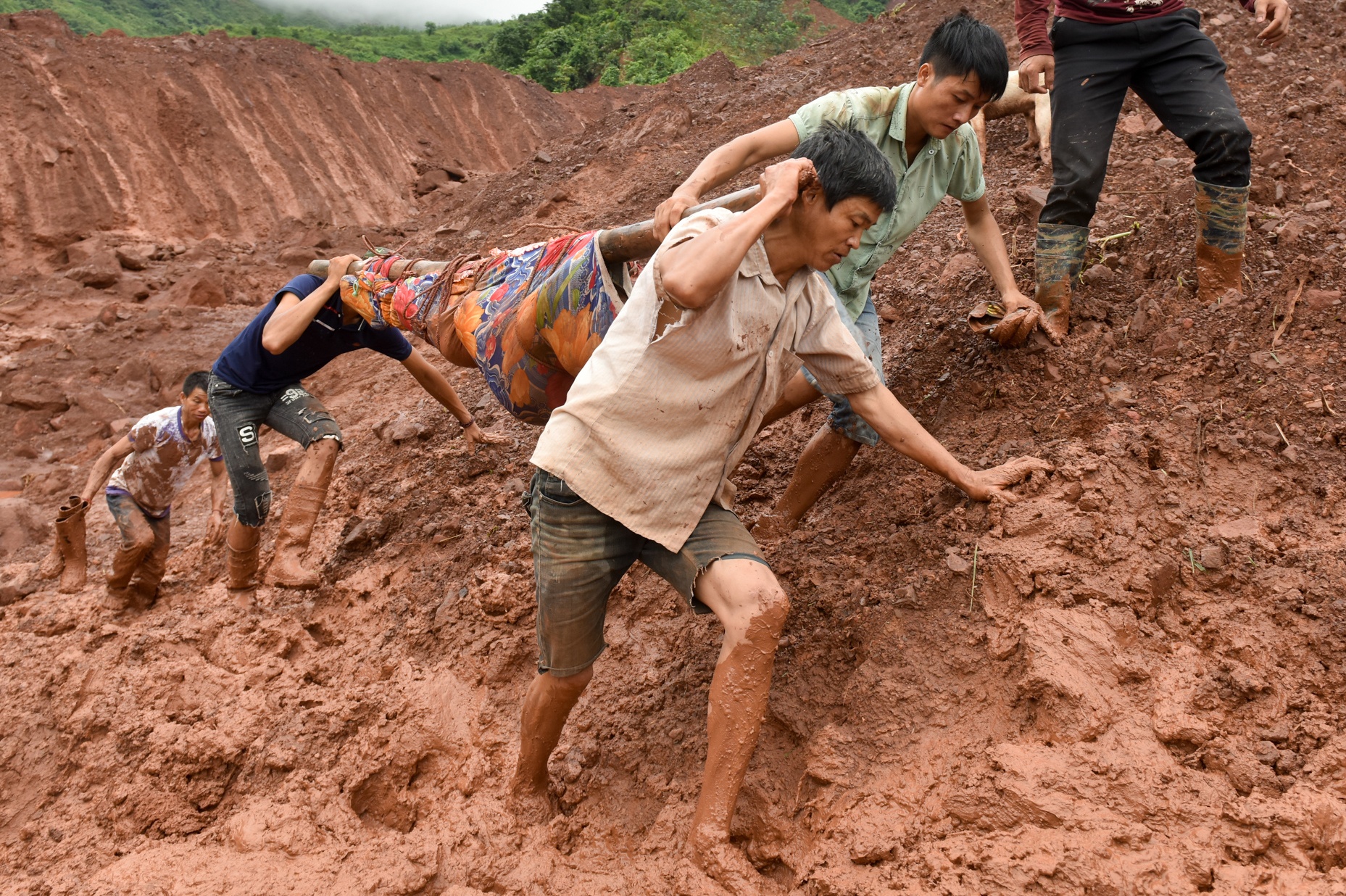 Hon 50 nguoi 'ngup lan' trong bien bun tim 5 nan nhan mat tich hinh anh