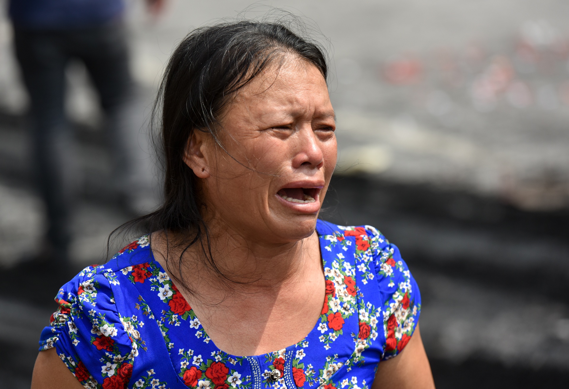 Nguoi nha ba bau tu vong khoc ngat ben hien truong vu chay oto khach hinh anh