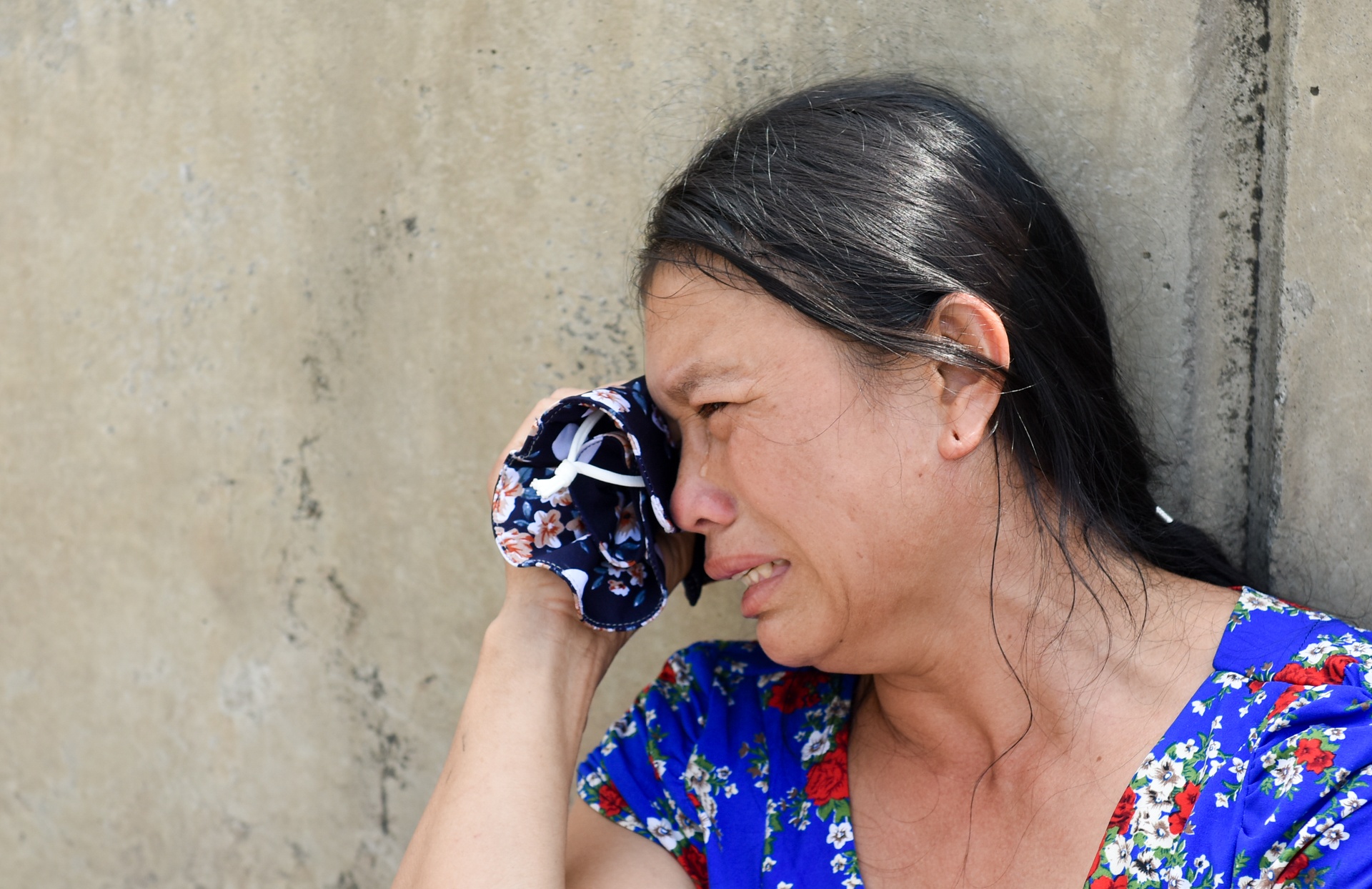 Nguoi nha nan nhan vat va o hien truong vu chay xe khach hinh anh