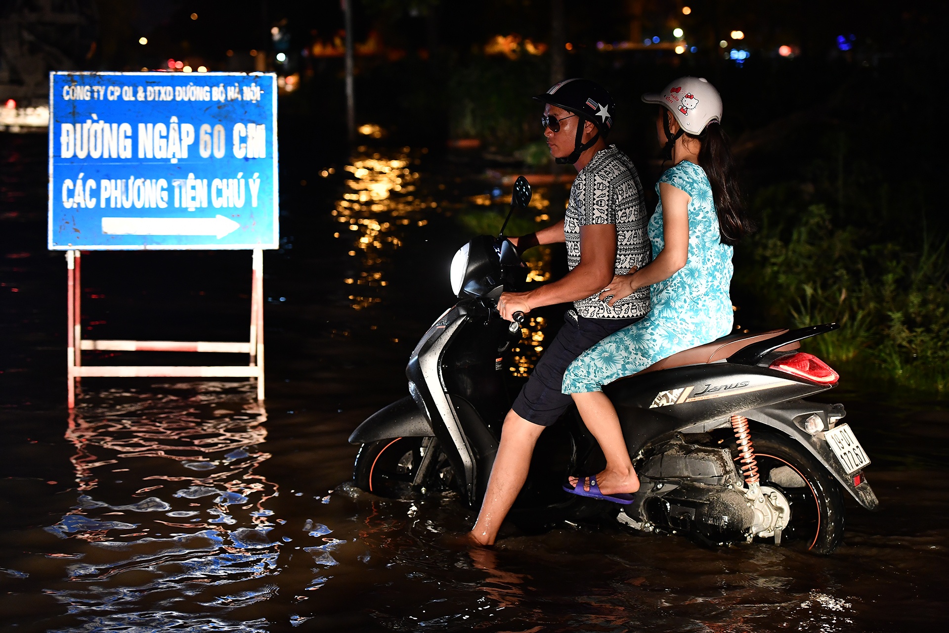 Dan chat vat tim loi vao khu do thi trong canh dem toi, nuoc ngap hinh anh