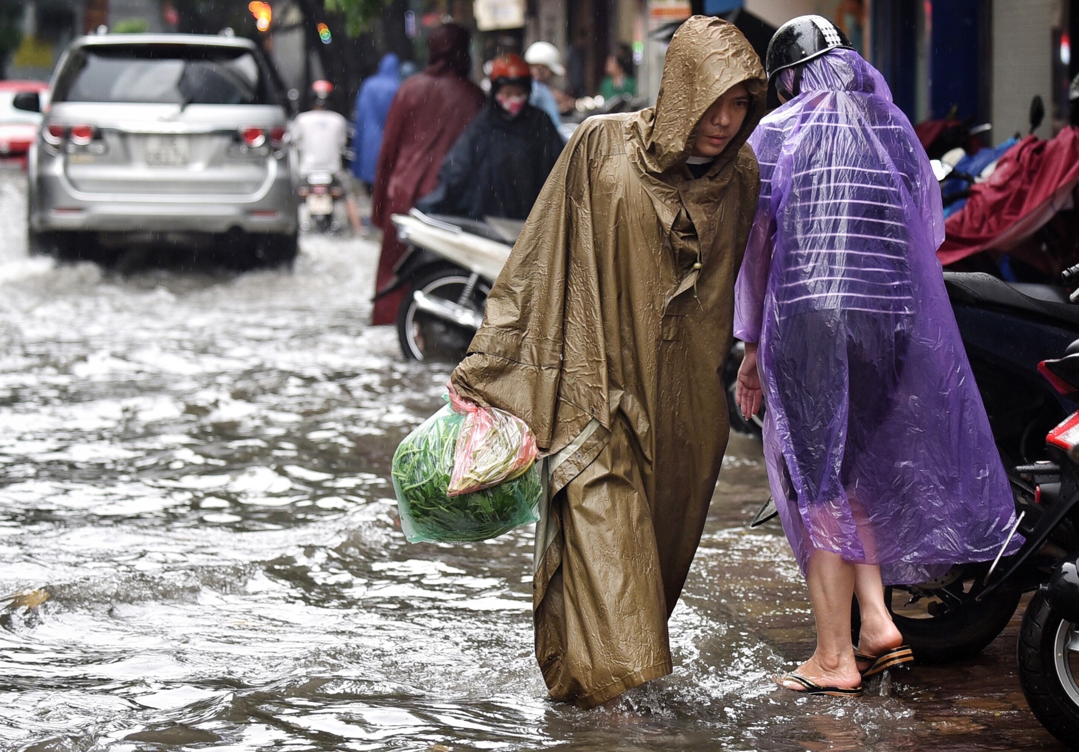 Nhieu tuyen duong Ha Noi ngap nuoc sau tran mua lon hinh anh