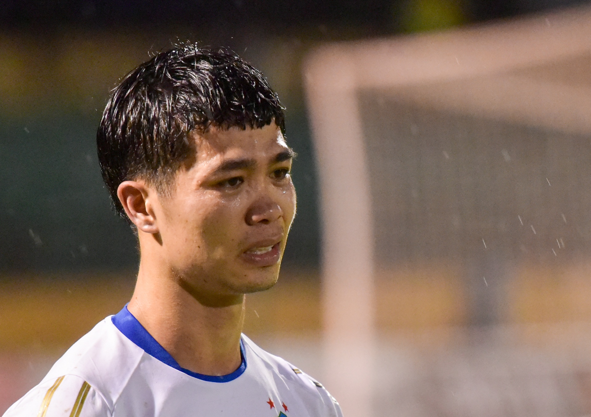 HAGL bi anh huong boi troi mua, e ngai cau thu ngoai hinh anh