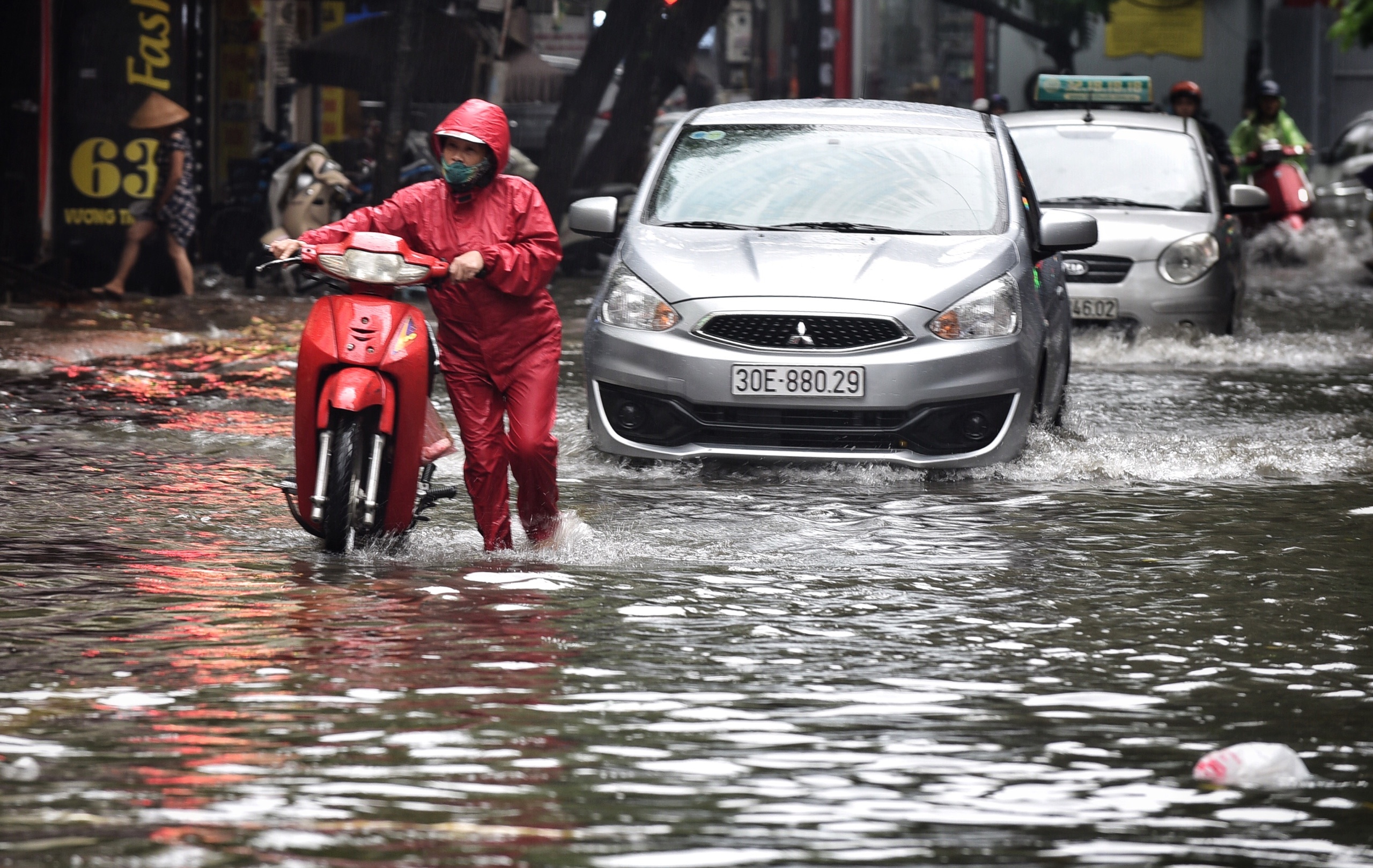 mua ngap cac tuyen duong Ha Noi anh 1