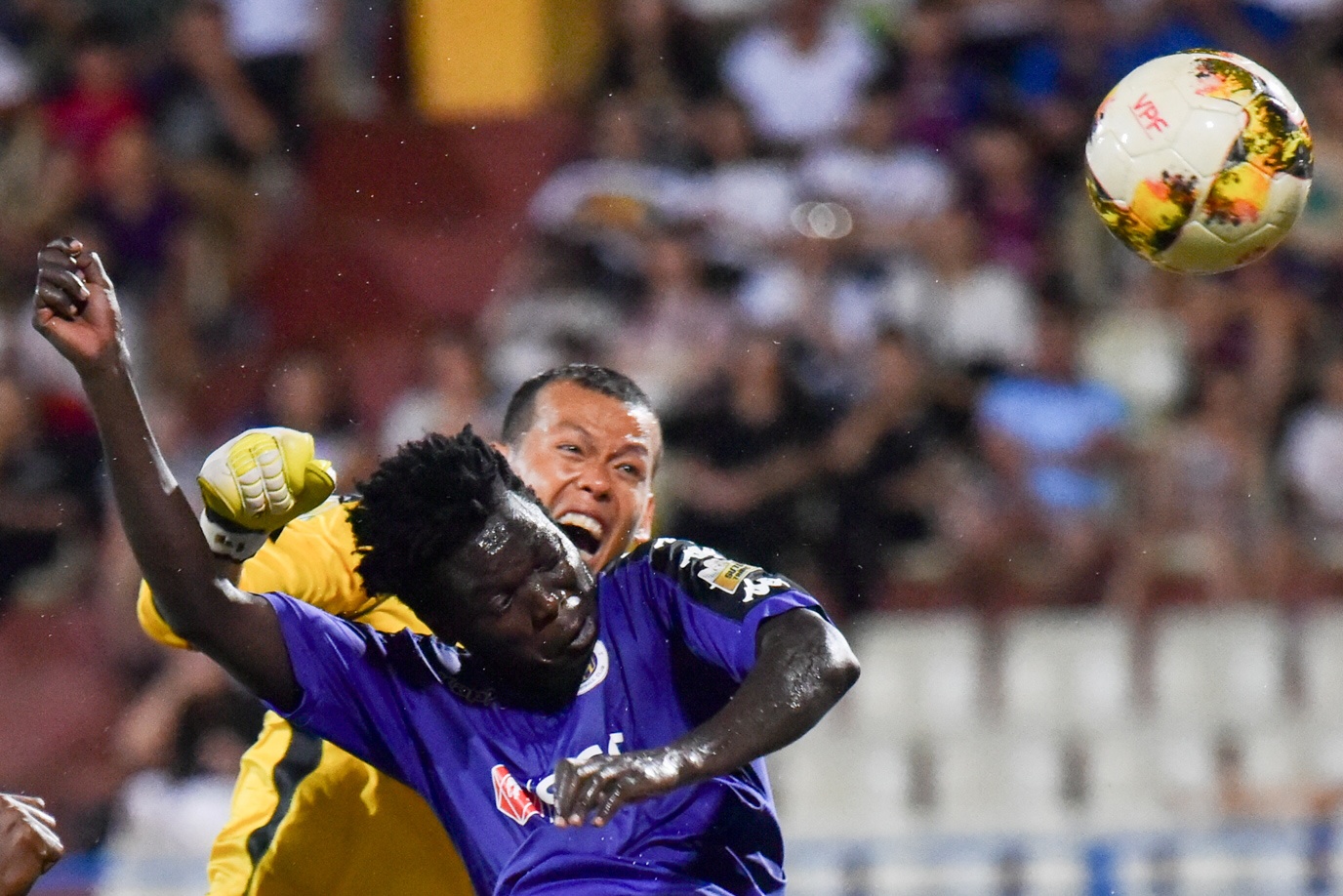 CLB Ha Noi suyt thua doi Binh Duong trong tran dau co 6 ban thang hinh anh