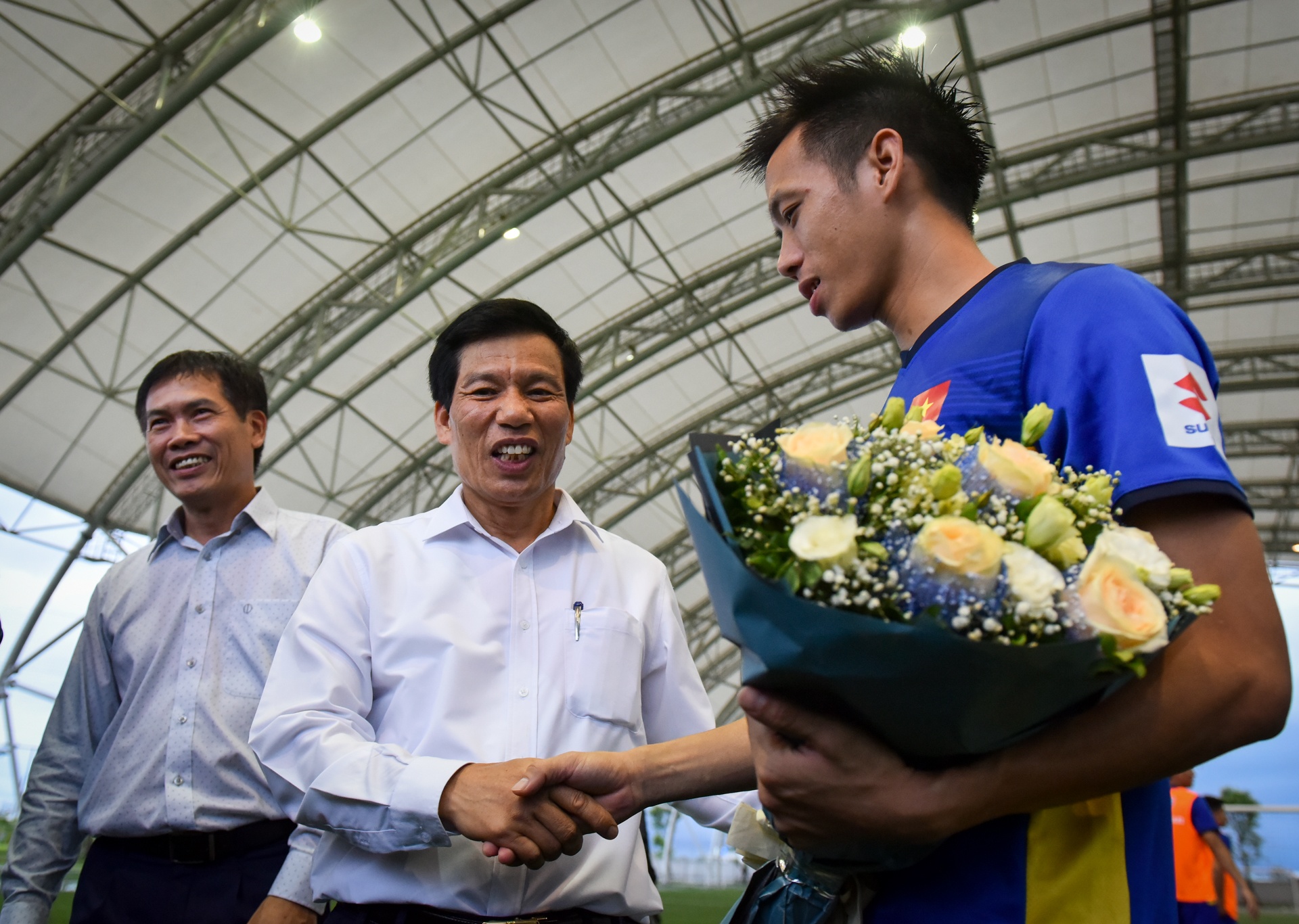 Park Hang Seo choi game voi cau thu nhi anh 12